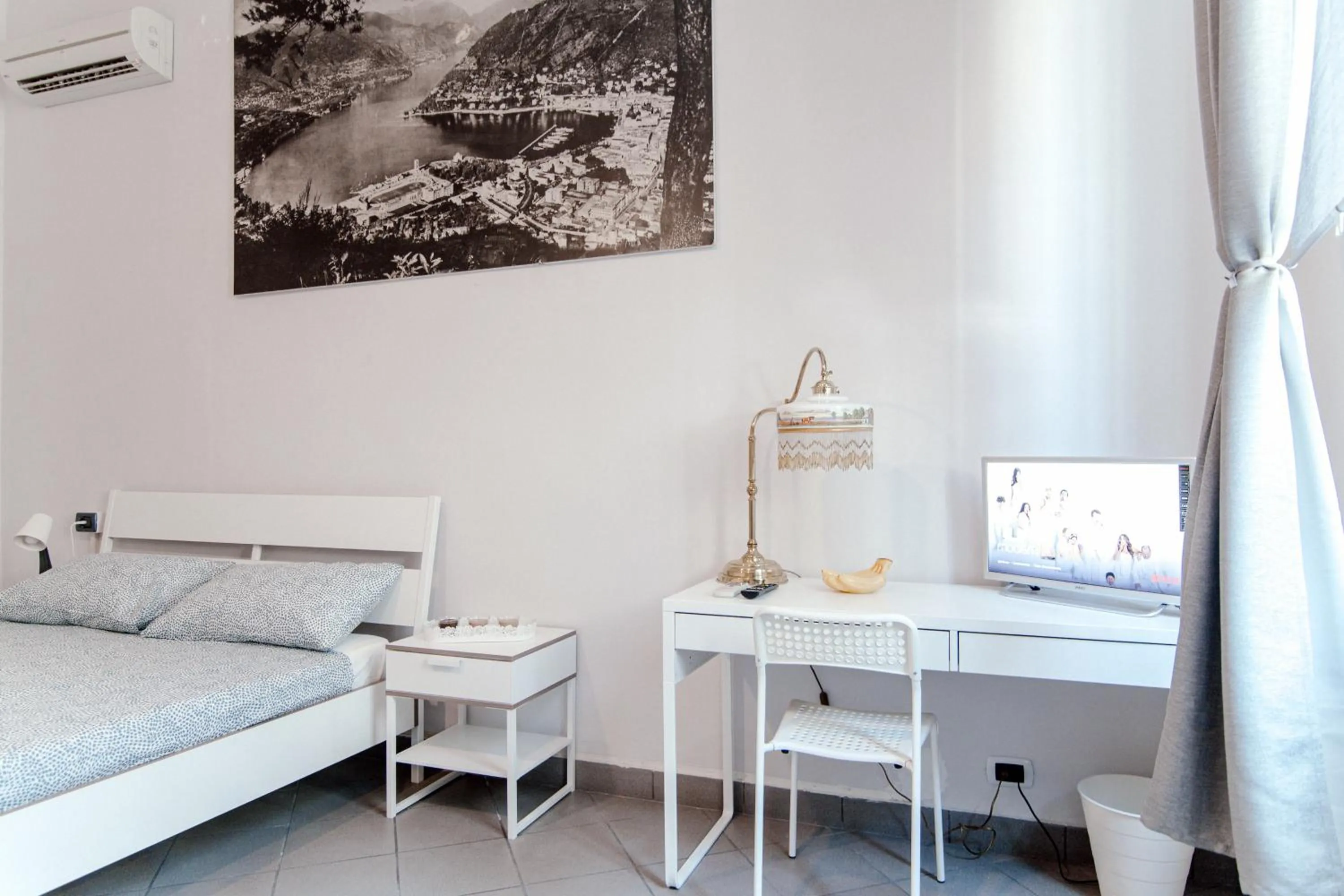 Bedroom, Bed in Downtown Rooms