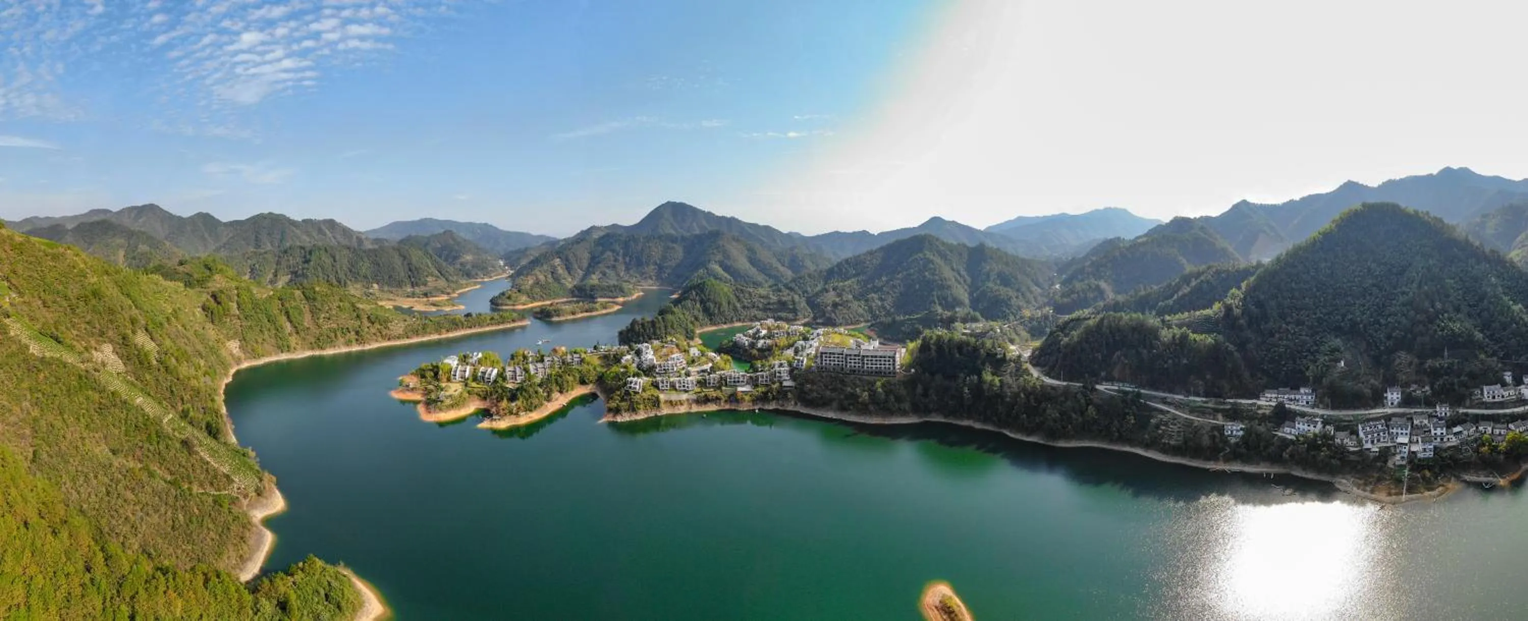 Lake view in Huangshan Demaotang Hotel
