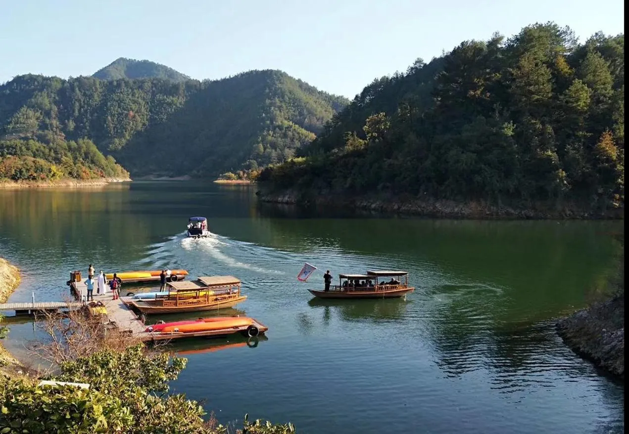 Canoeing in Huangshan Demaotang Hotel