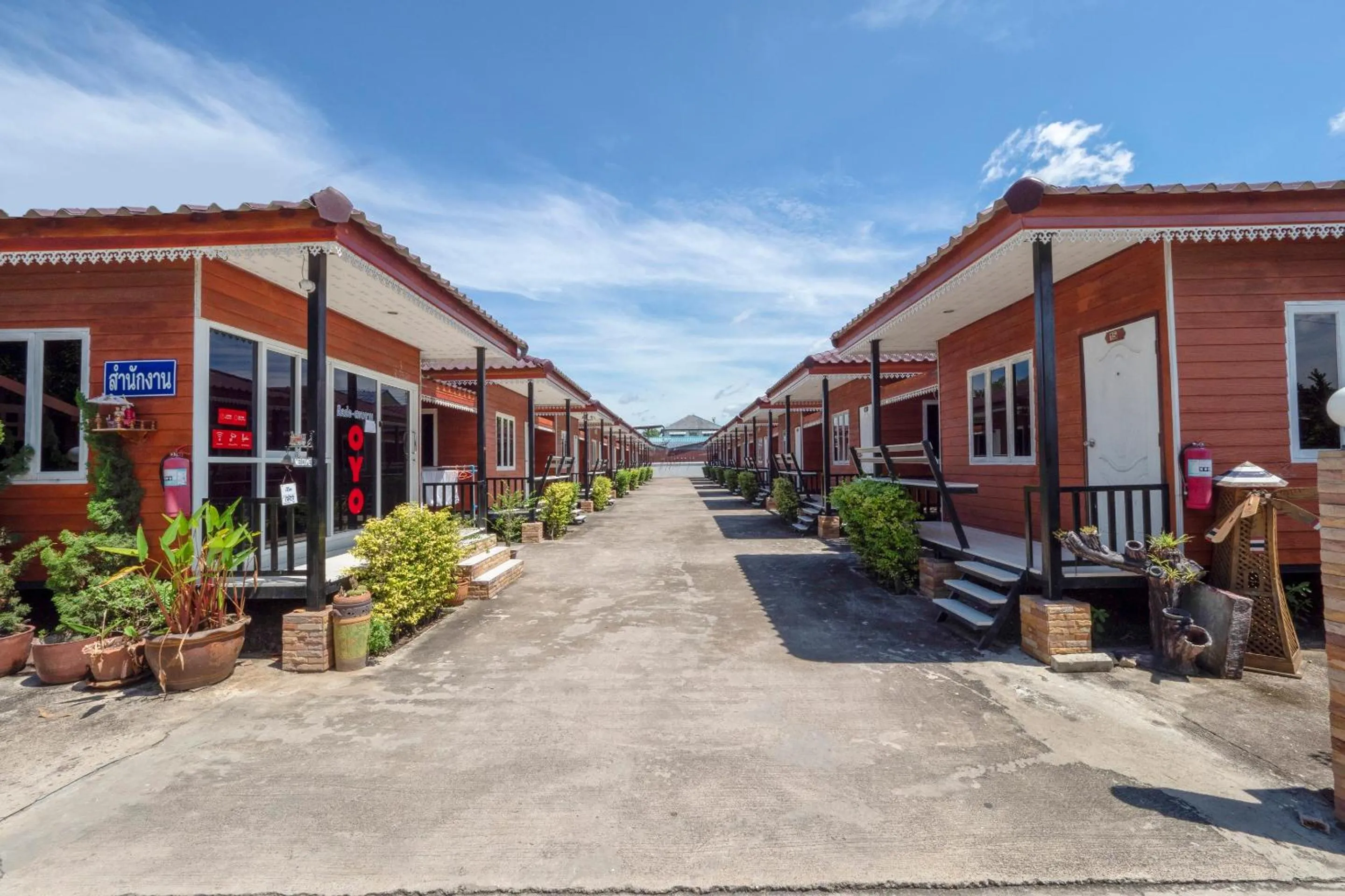 Facade/entrance in OYO 1166 Train Way Resort