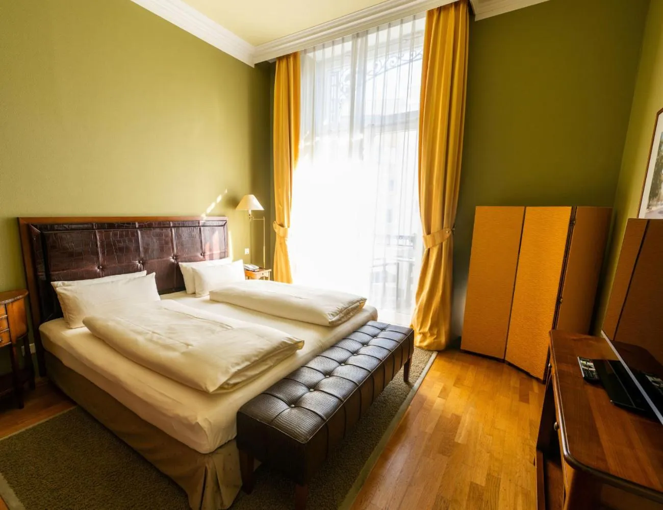 Photo of the whole room, Bed in Louisa's Place