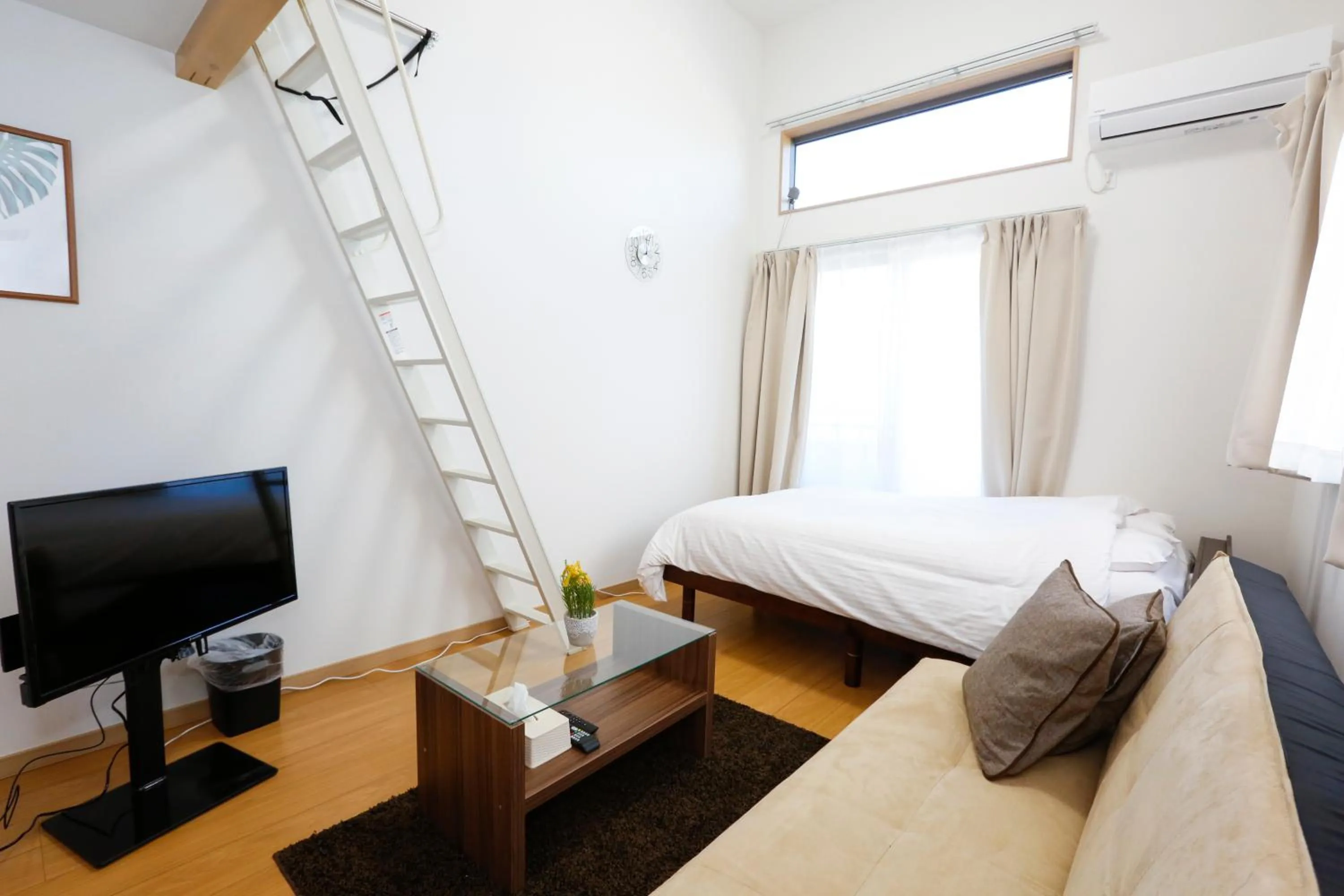 Living room, Bed in Tokyo Enjoy Hotel