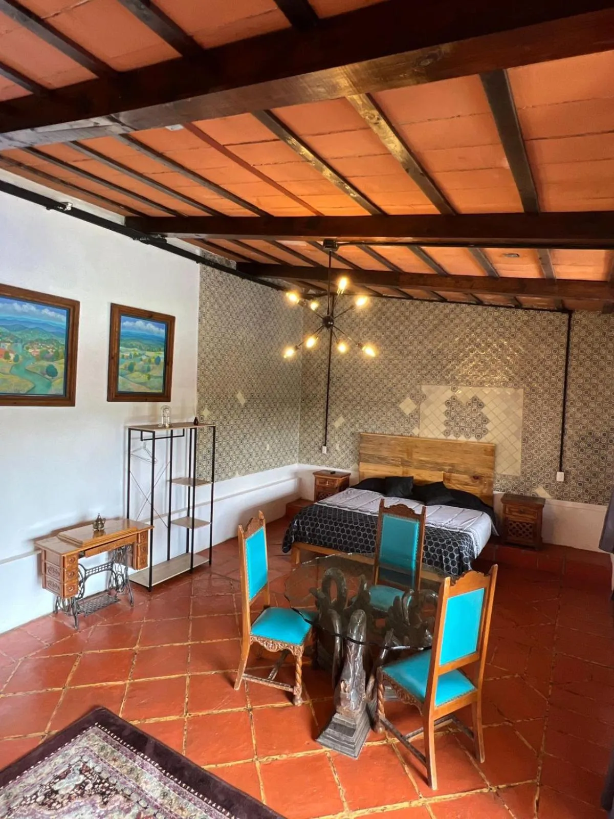 Photo of the whole room in Los Cruxes