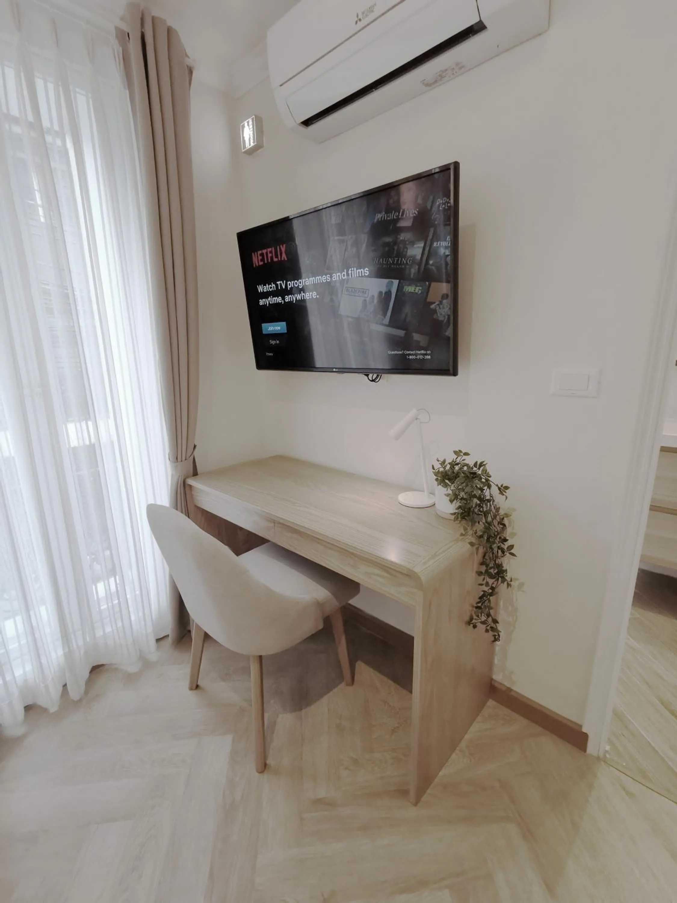 TV and multimedia in Double Bed Hotel