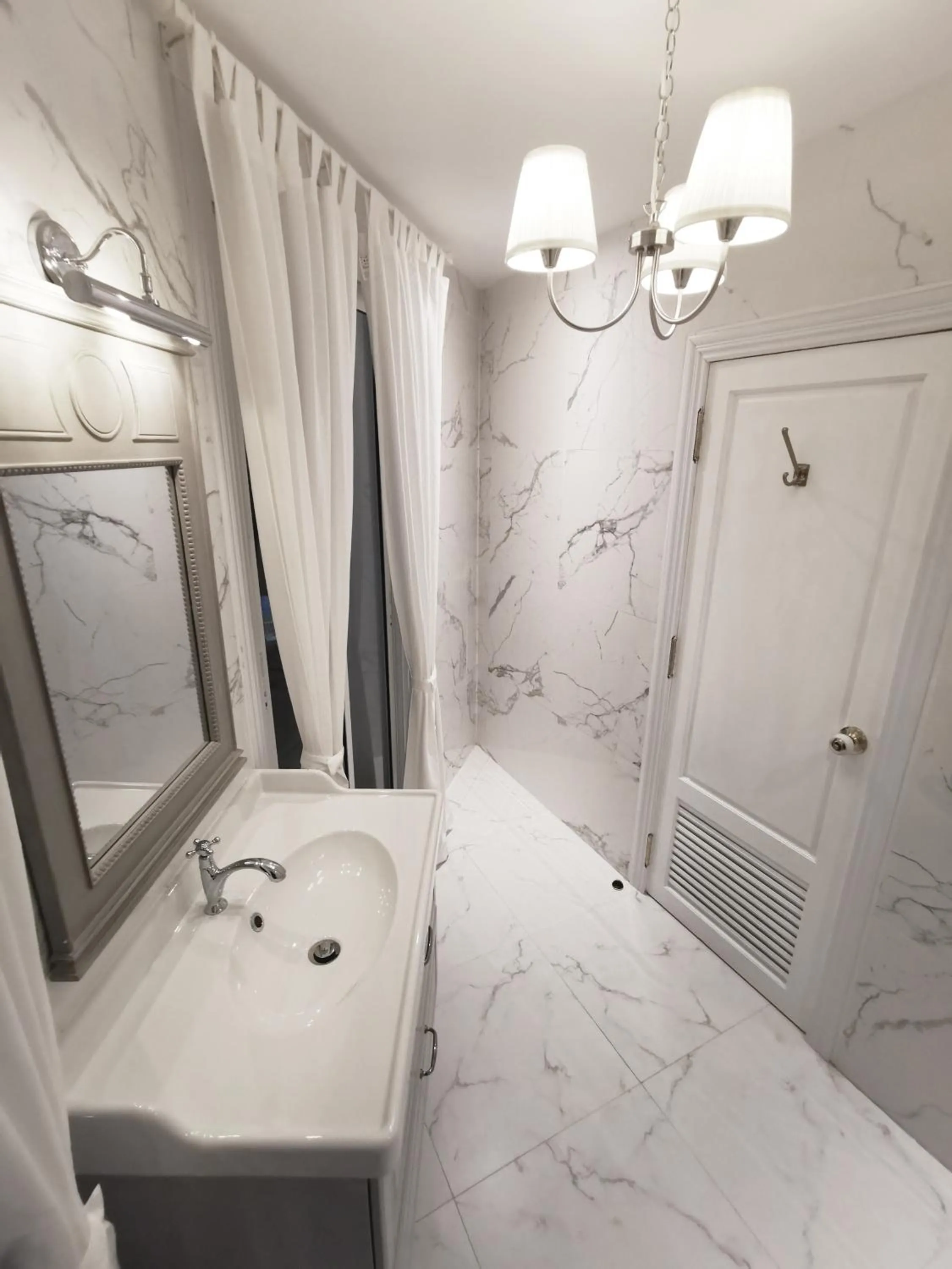 Bathroom, Bed in Double Bed Hotel