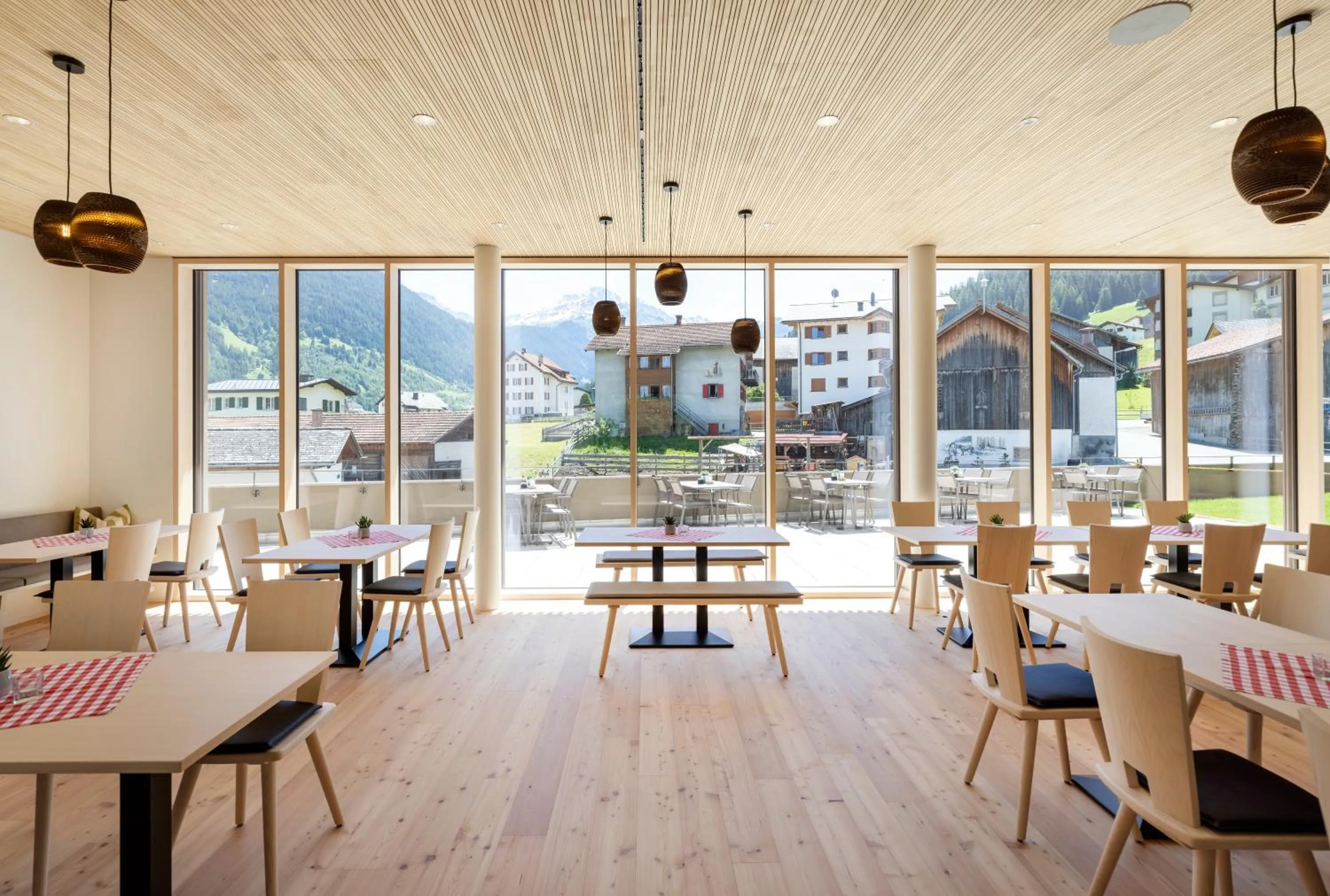 Restaurant/places to eat in AVES Hotel Savognin