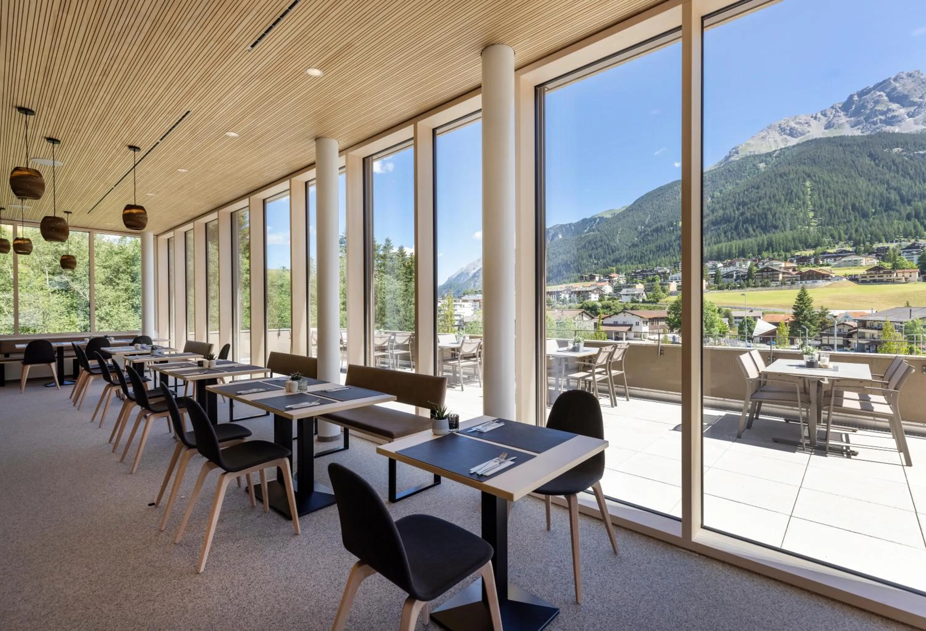 Restaurant/places to eat in AVES Hotel Savognin