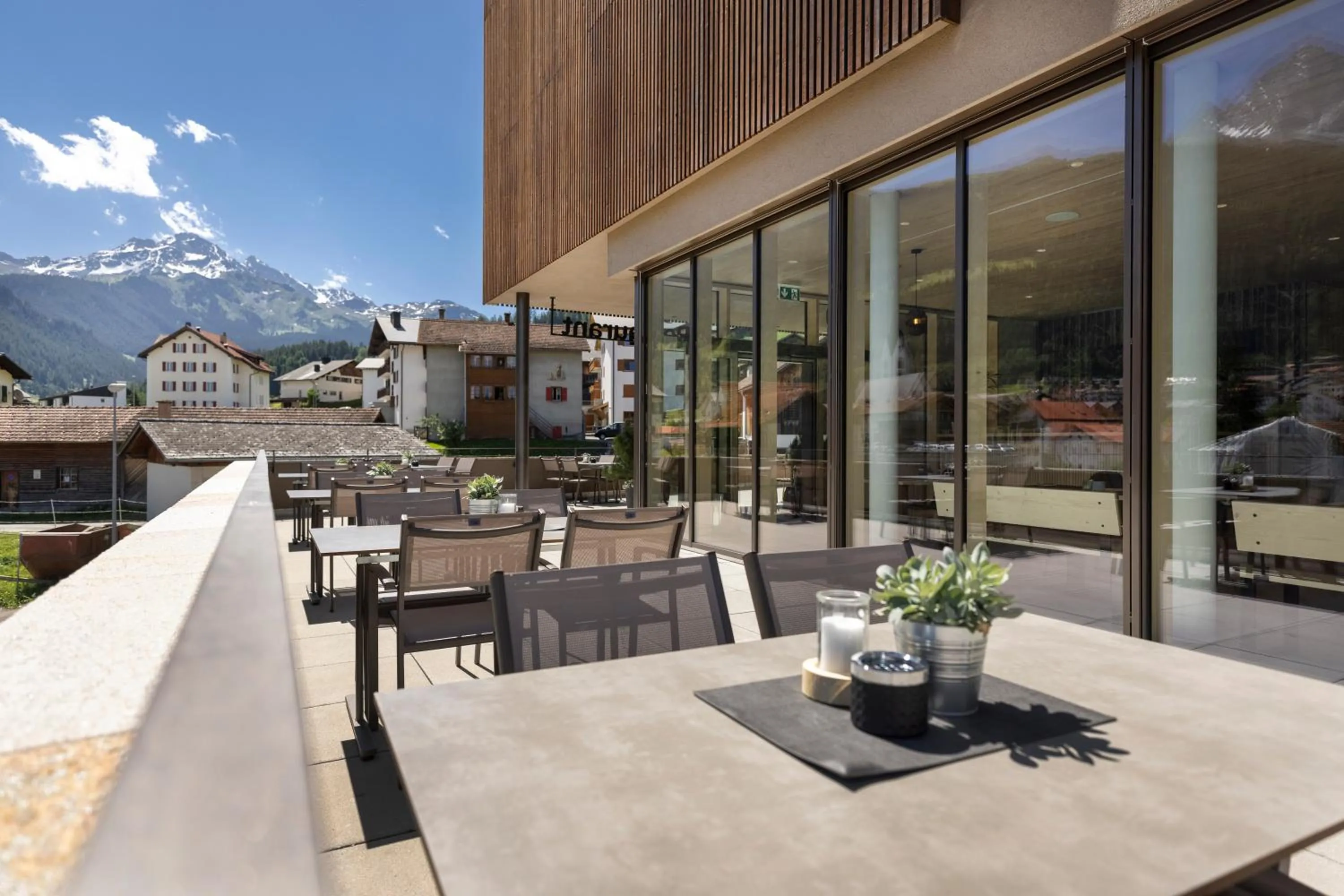 Restaurant/places to eat in AVES Hotel Savognin