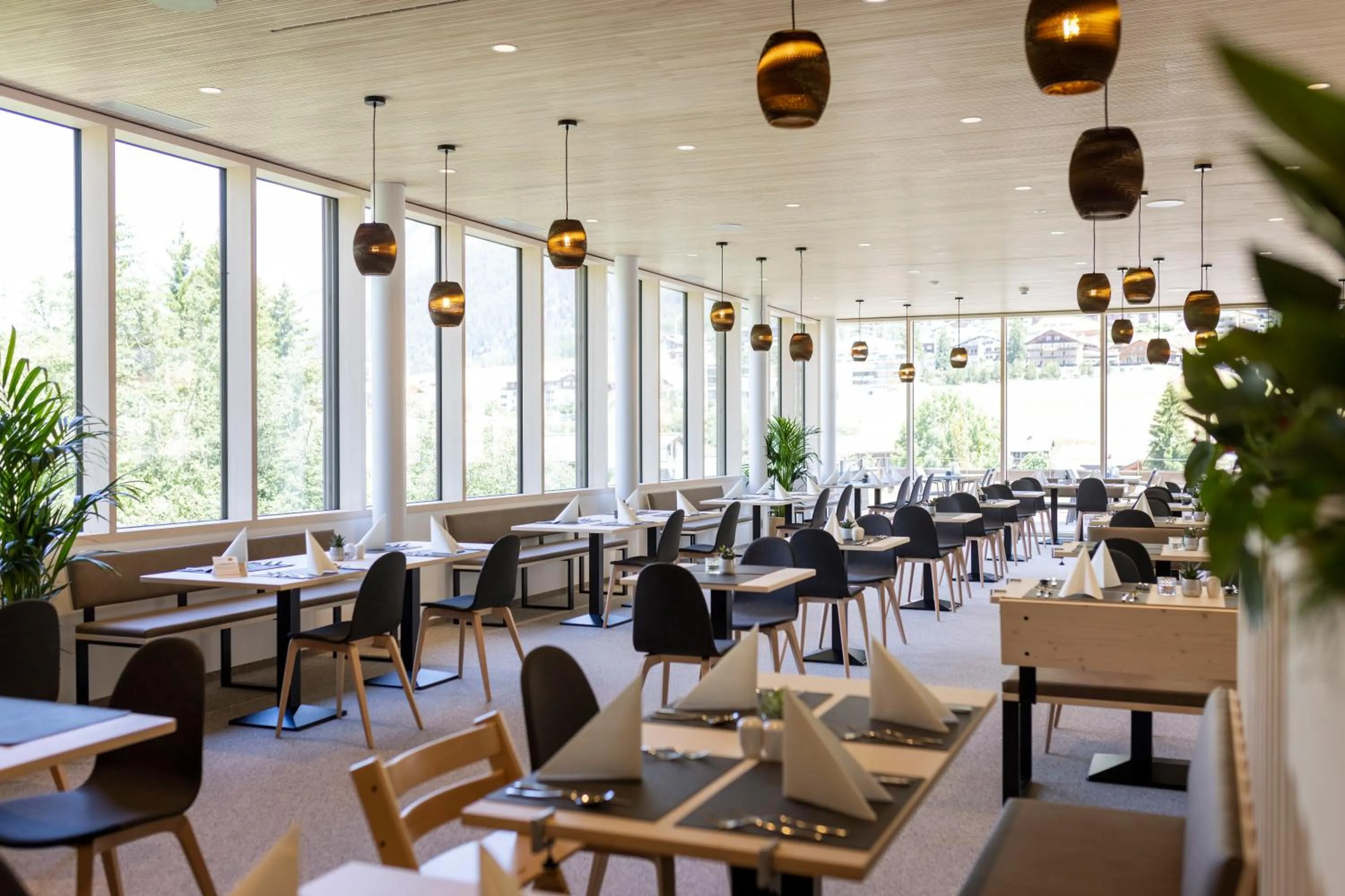 Restaurant/places to eat in AVES Hotel Savognin