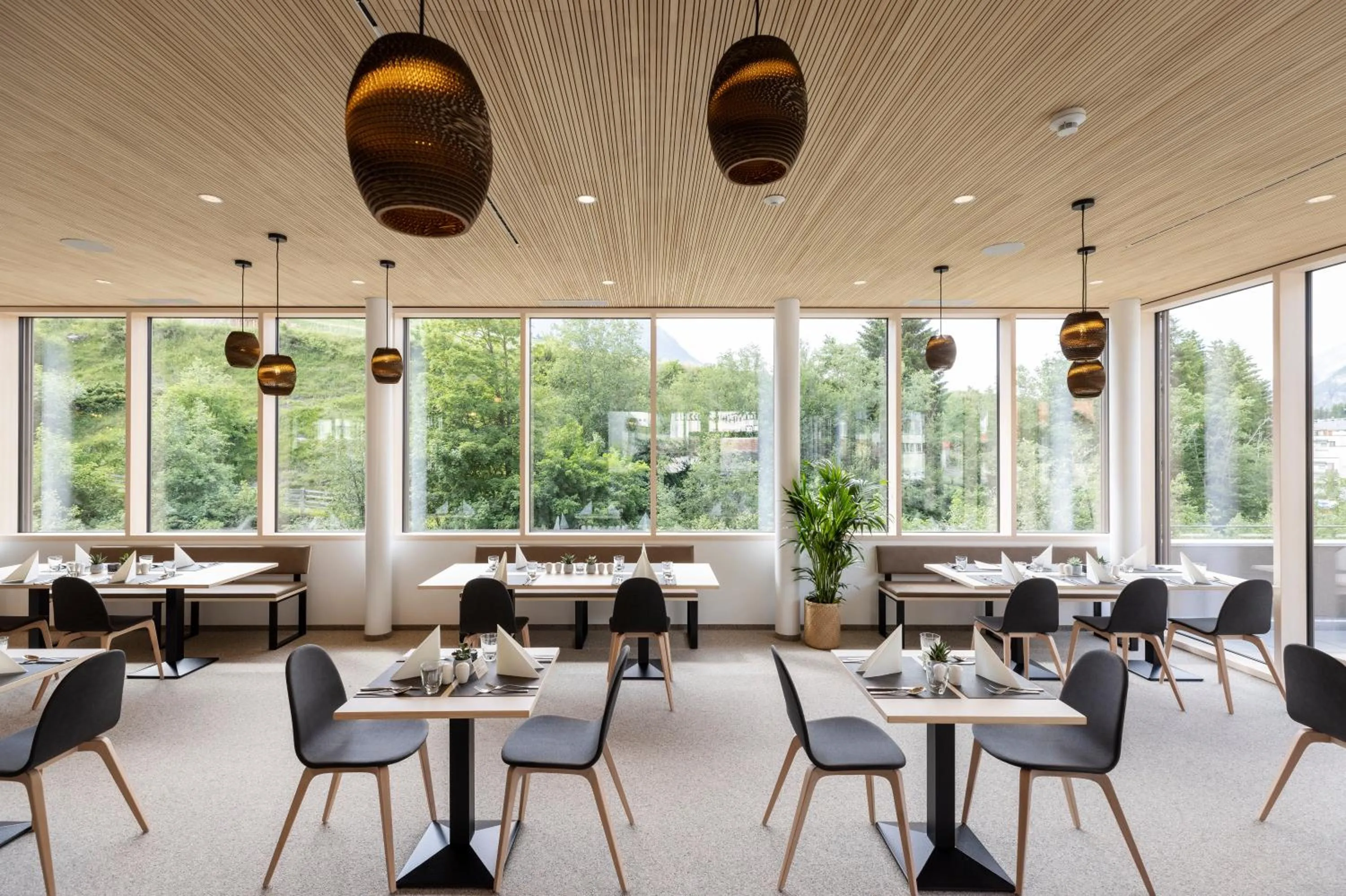 Restaurant/places to eat in AVES Hotel Savognin