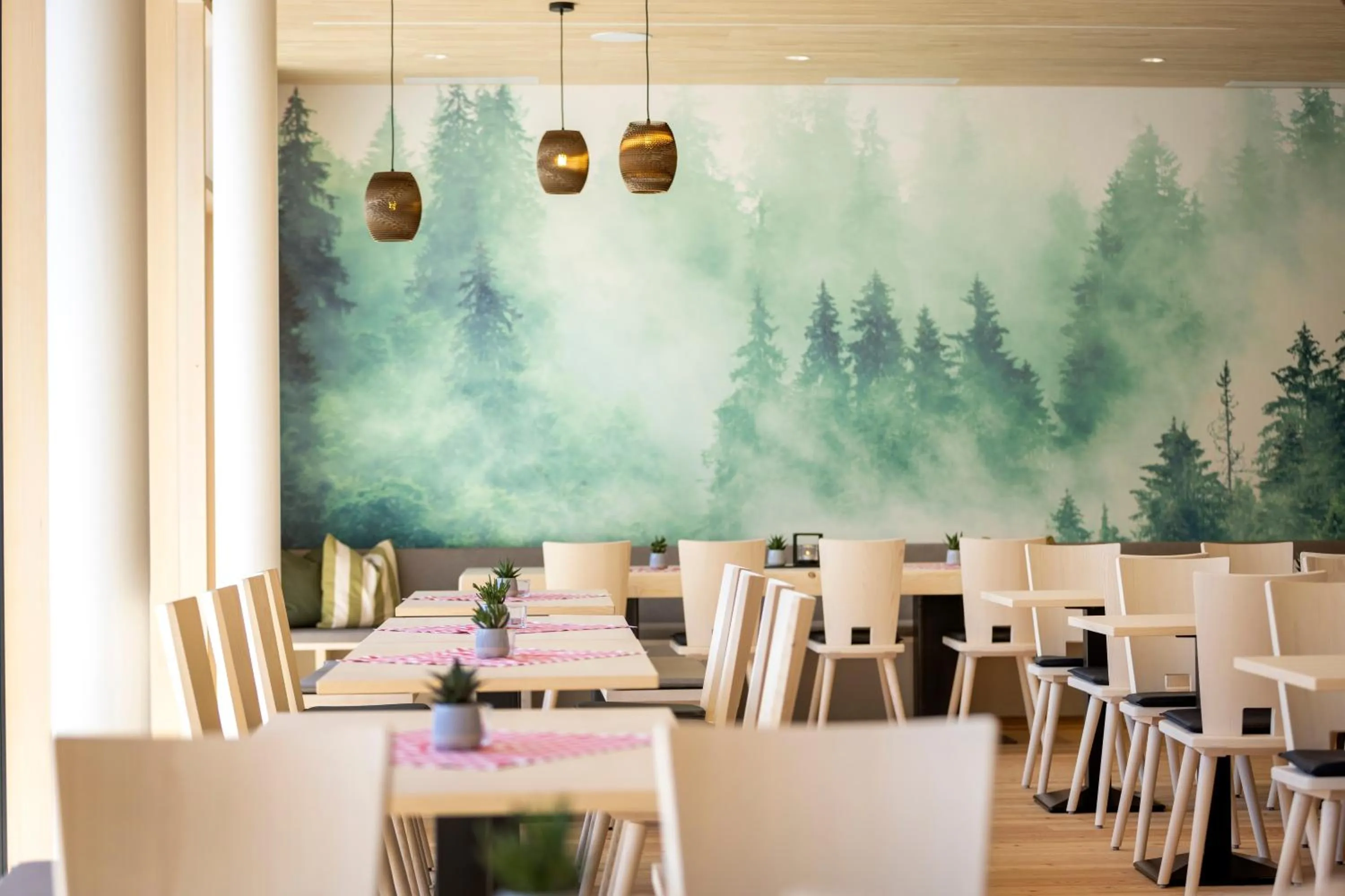 Restaurant/places to eat in AVES Hotel Savognin