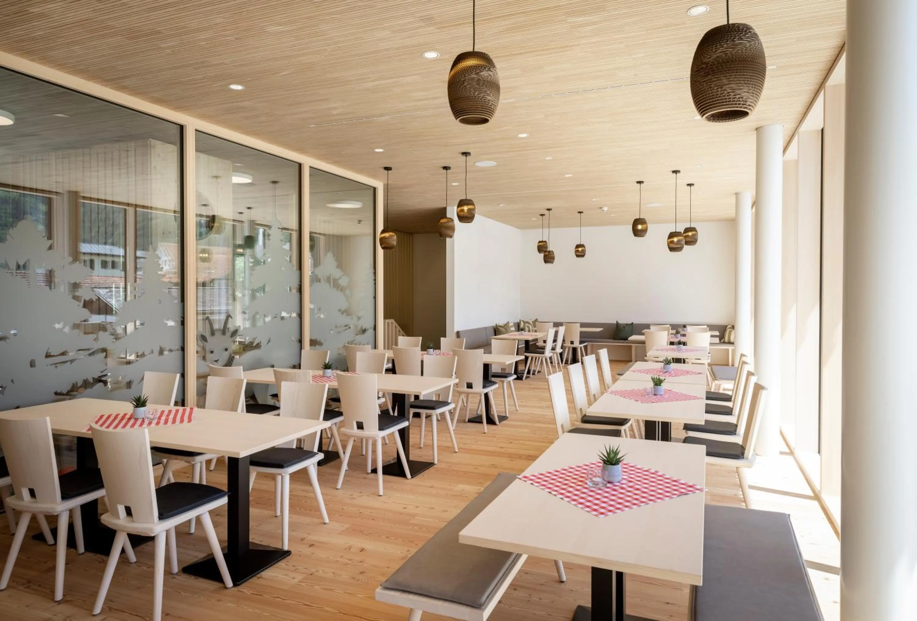 Restaurant/places to eat in AVES Hotel Savognin