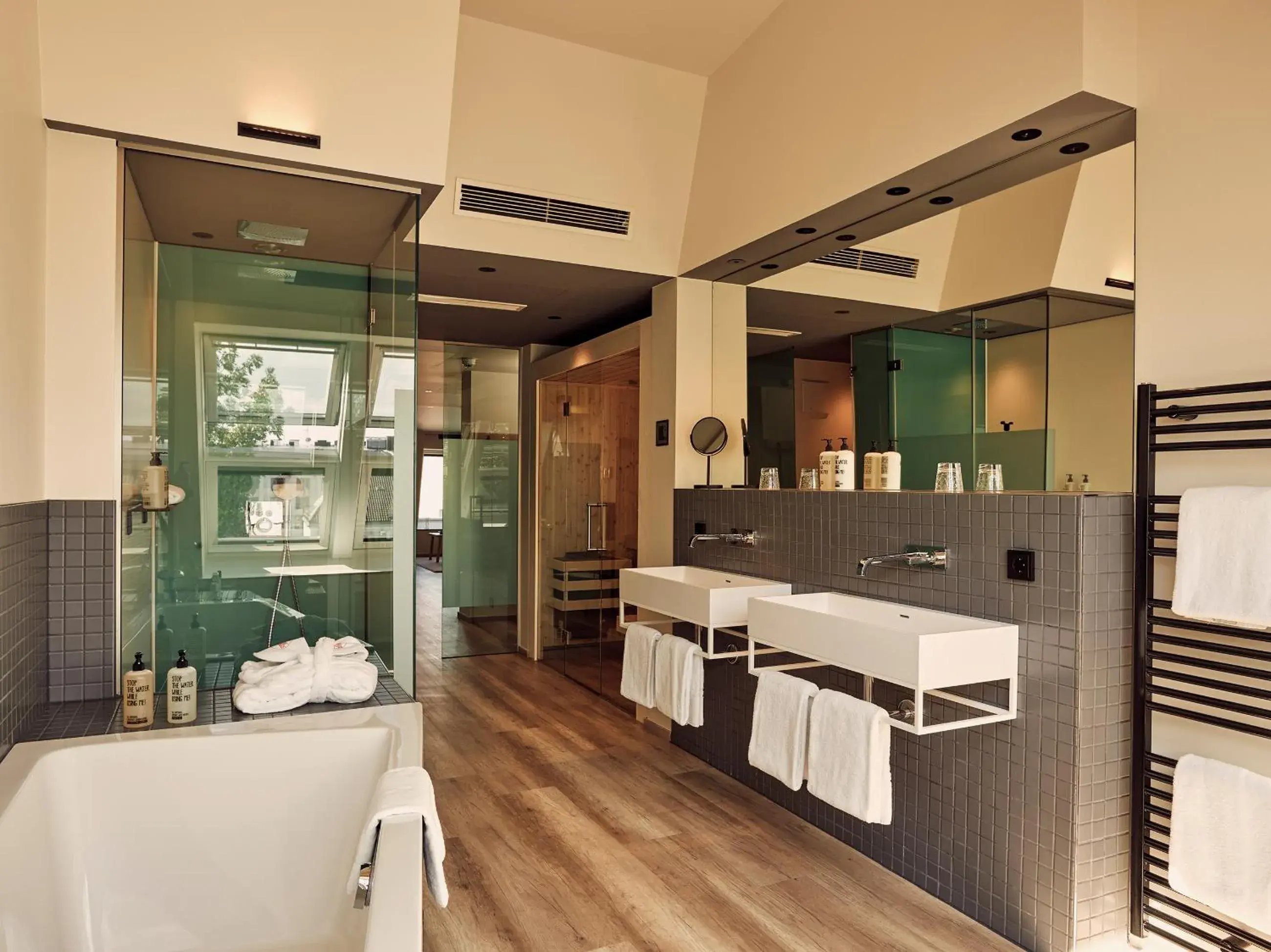 Bathroom in Schwabinger Wahrheit by Geisel Bathroom in Schwabinger Wahrheit by Geisel