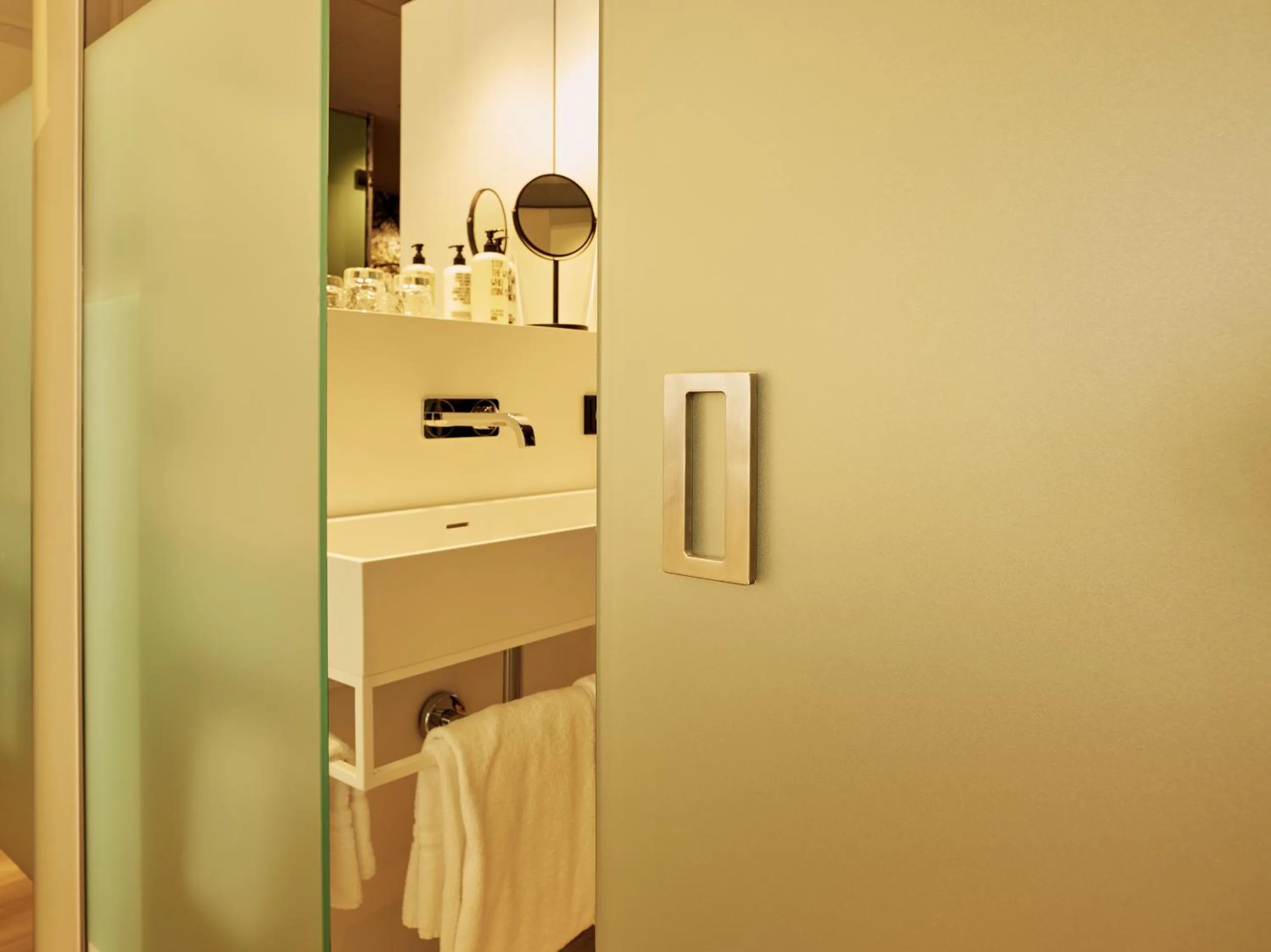 Bathroom in Schwabinger Wahrheit by Geisel