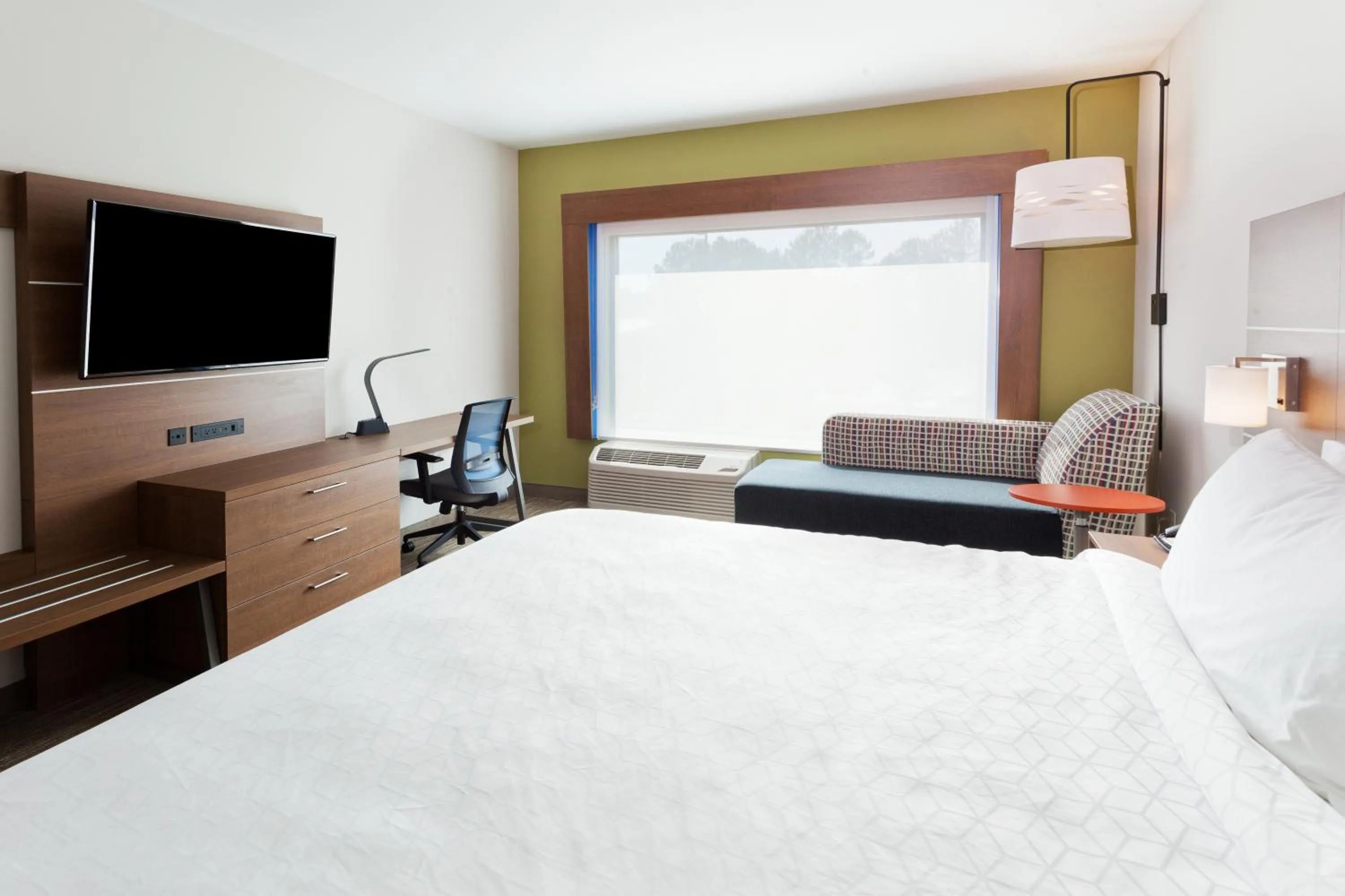 Communal lounge/ TV room, Bed in Holiday Inn Express & Suites - Fayetteville by IHG