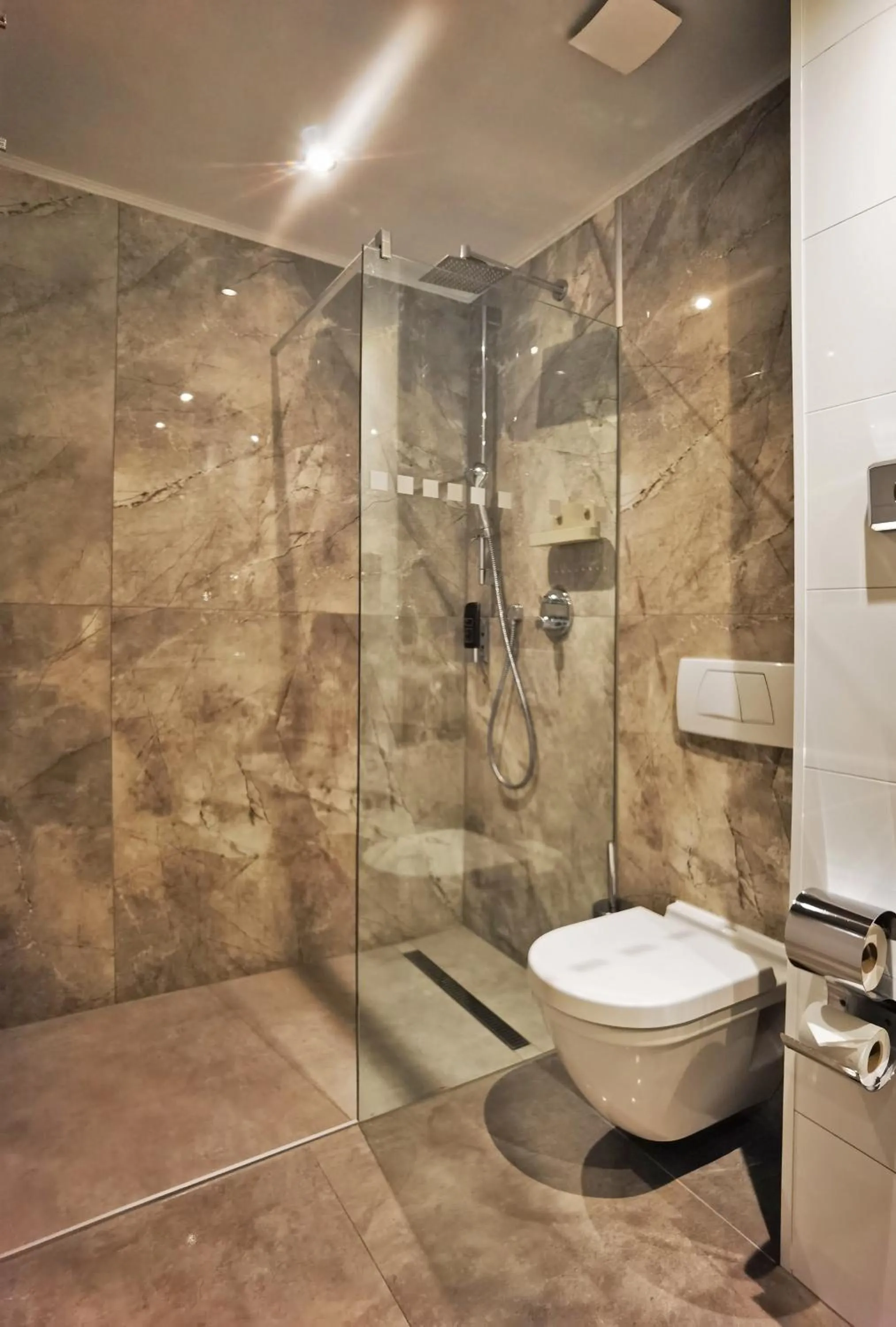 Shower in Arthotel Munich