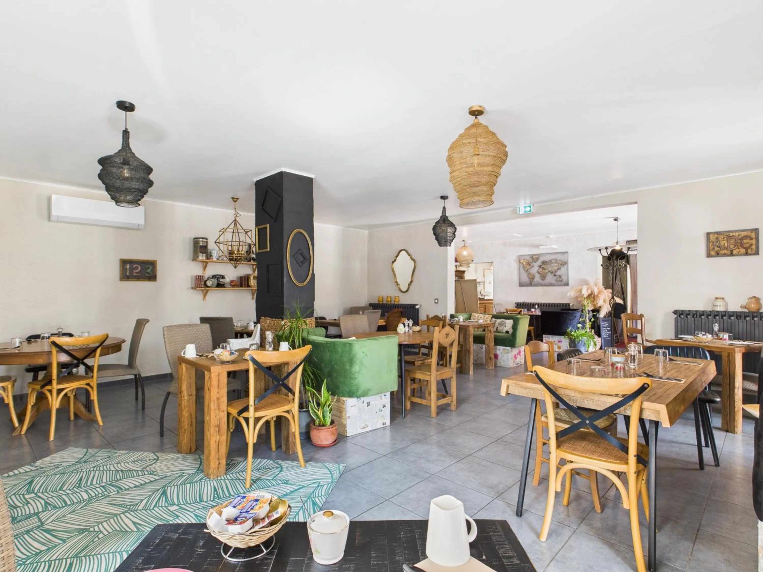 Property building in Le Plan B - Hôtel 3 étoiles - Restaurant