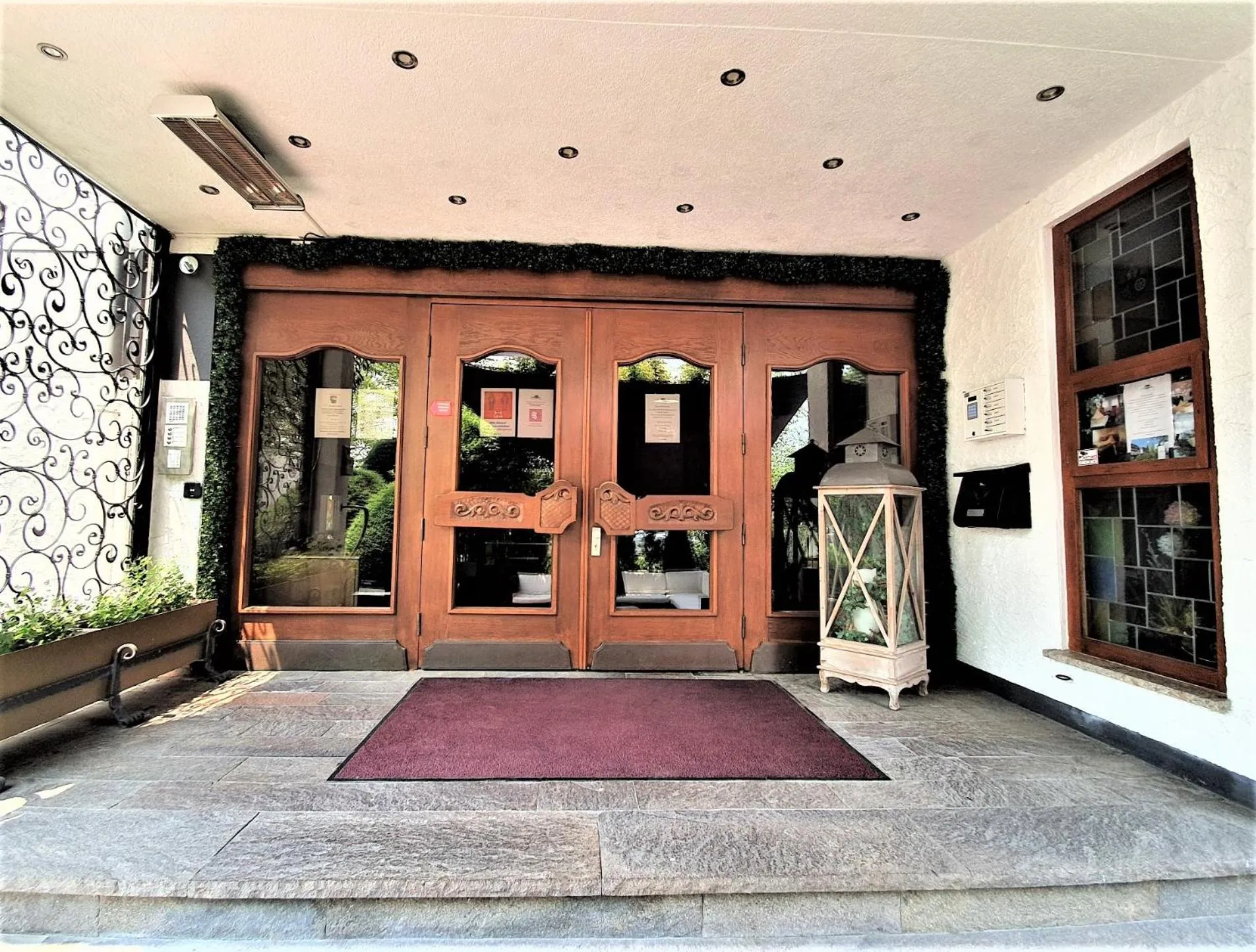 Facade/entrance in Dreispitz -B&B-Hotel Garni