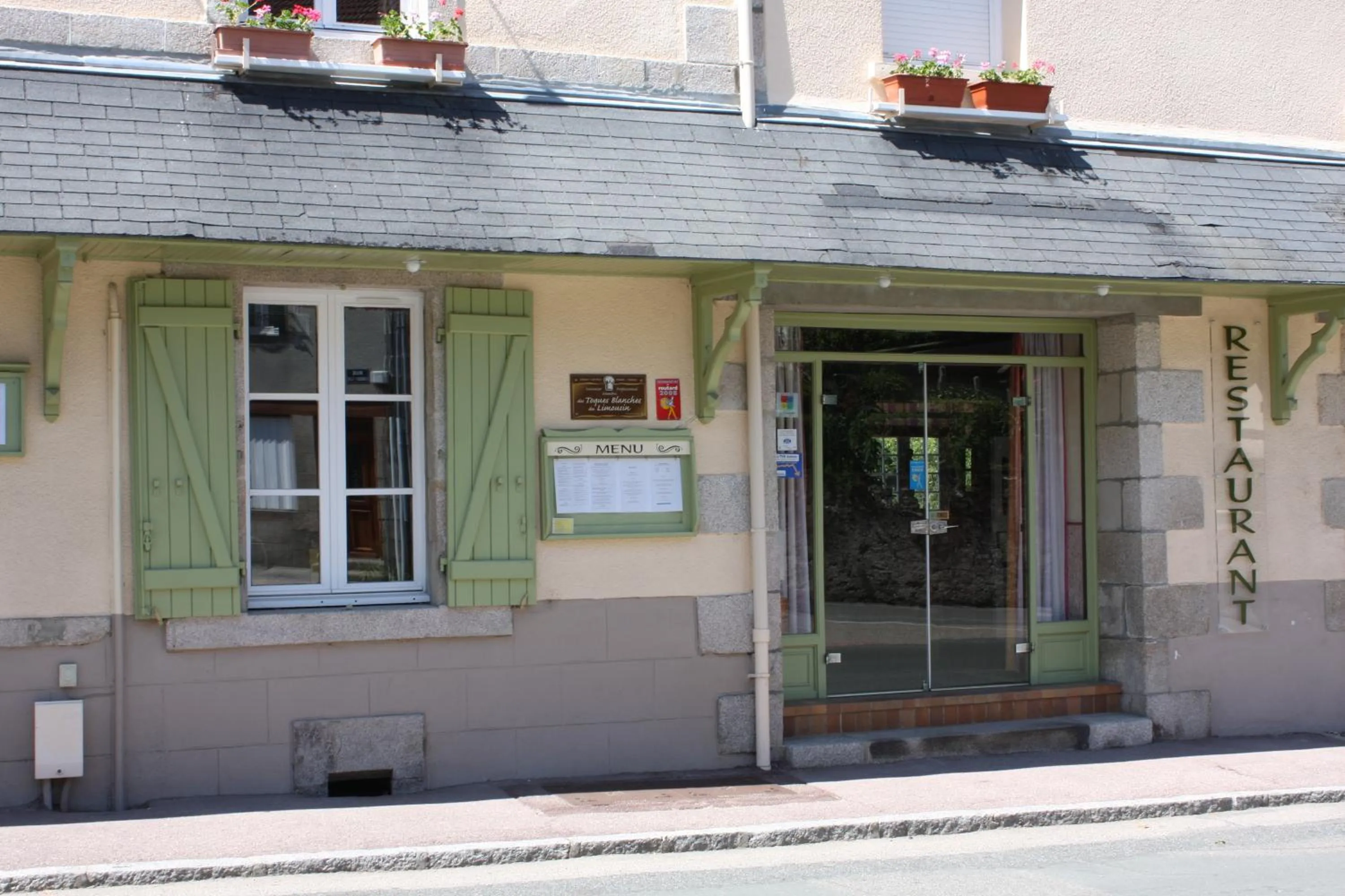 Facade/entrance in Hôtel - Restaurant des Voyageurs