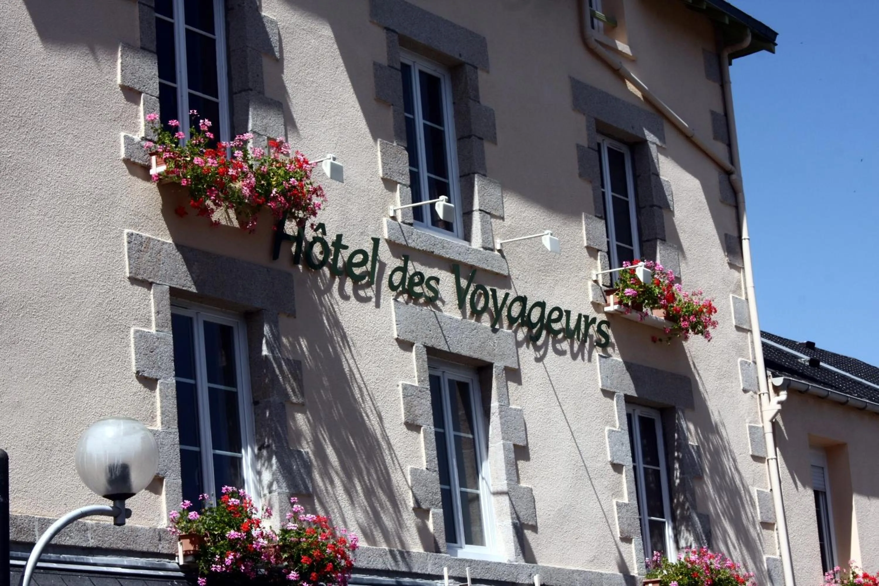Facade/entrance in Hôtel - Restaurant des Voyageurs