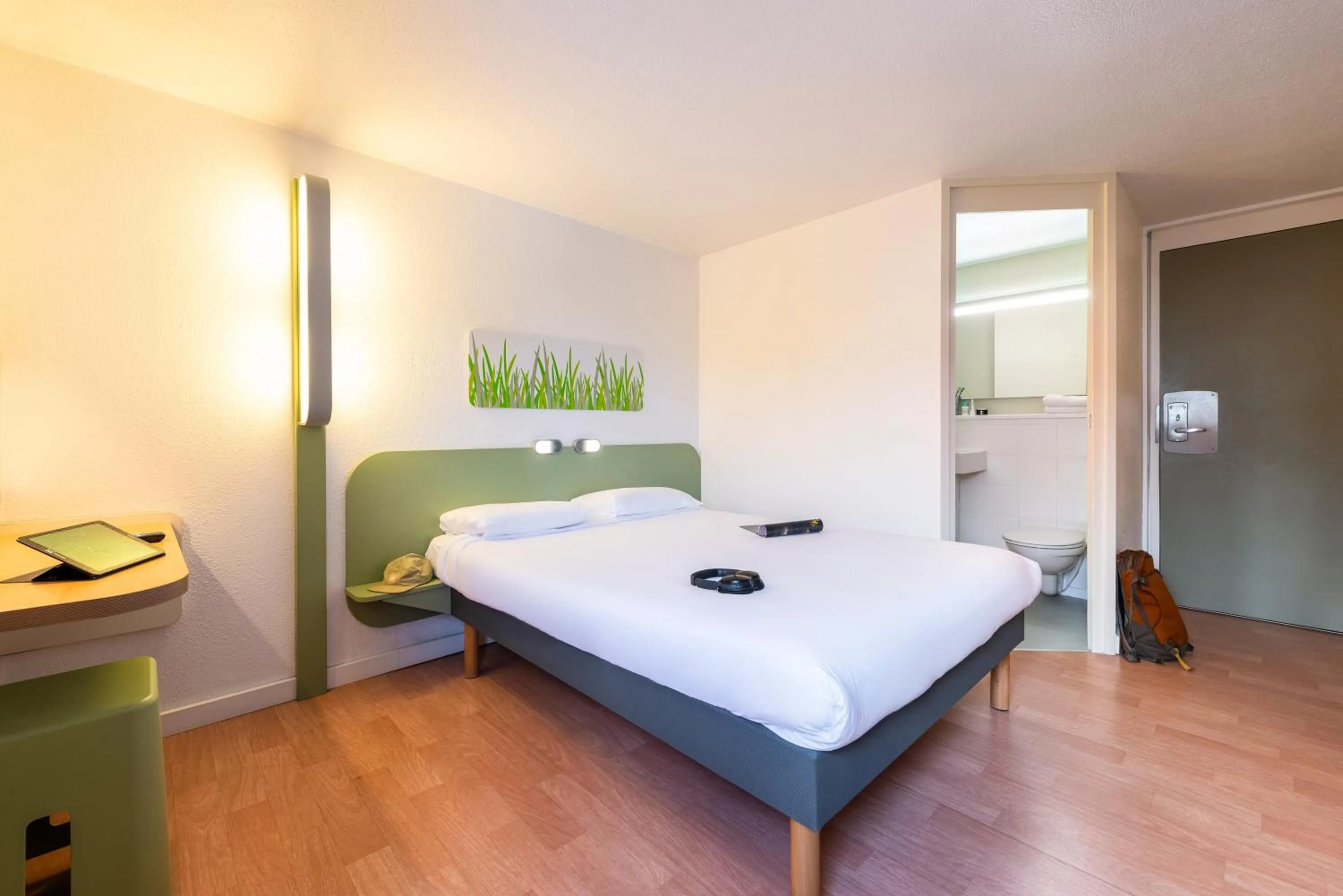 Photo of the whole room, Bed in Ibis Budget Villefranche