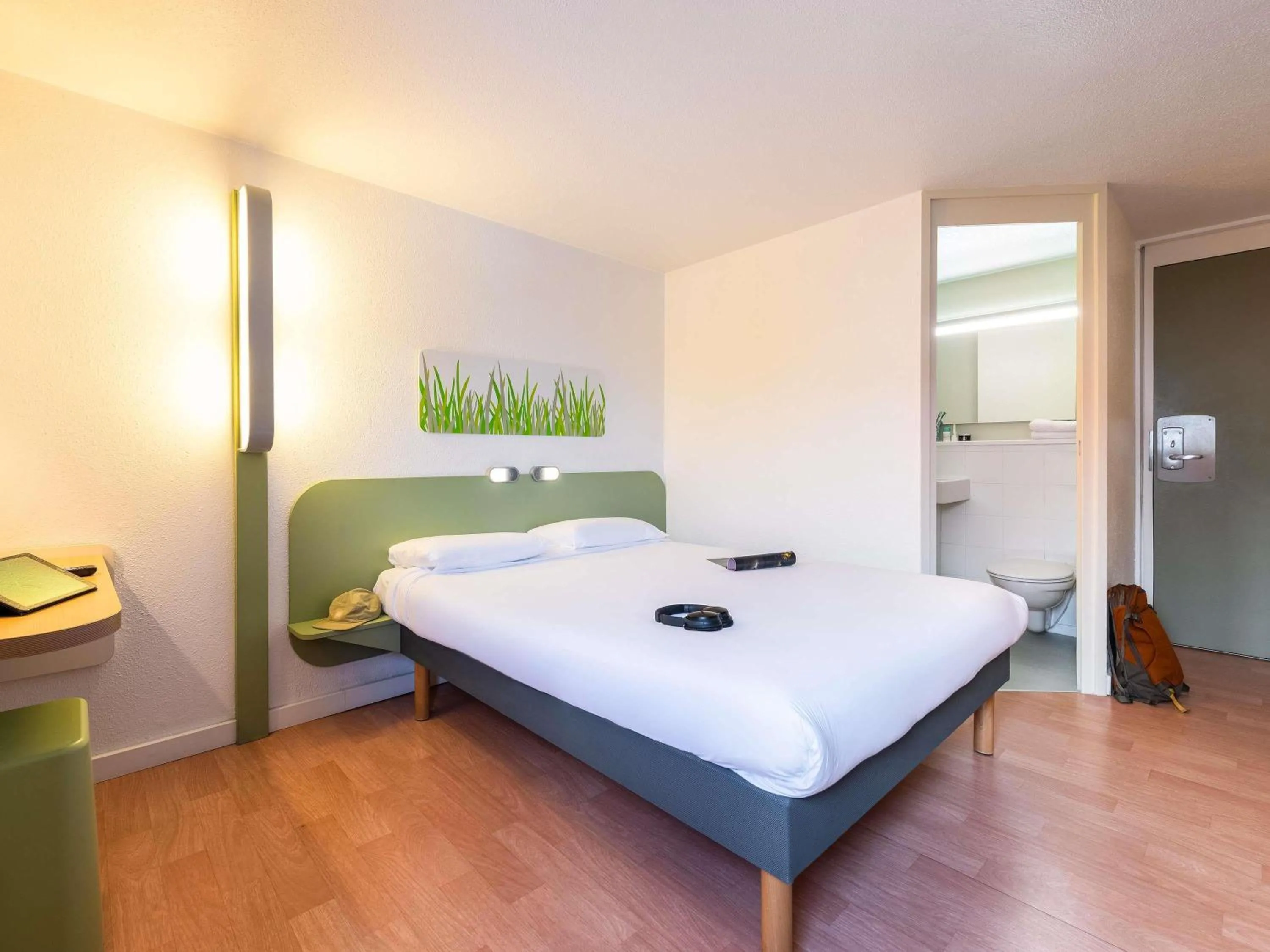 Bedroom, Bed in Ibis Budget Villefranche