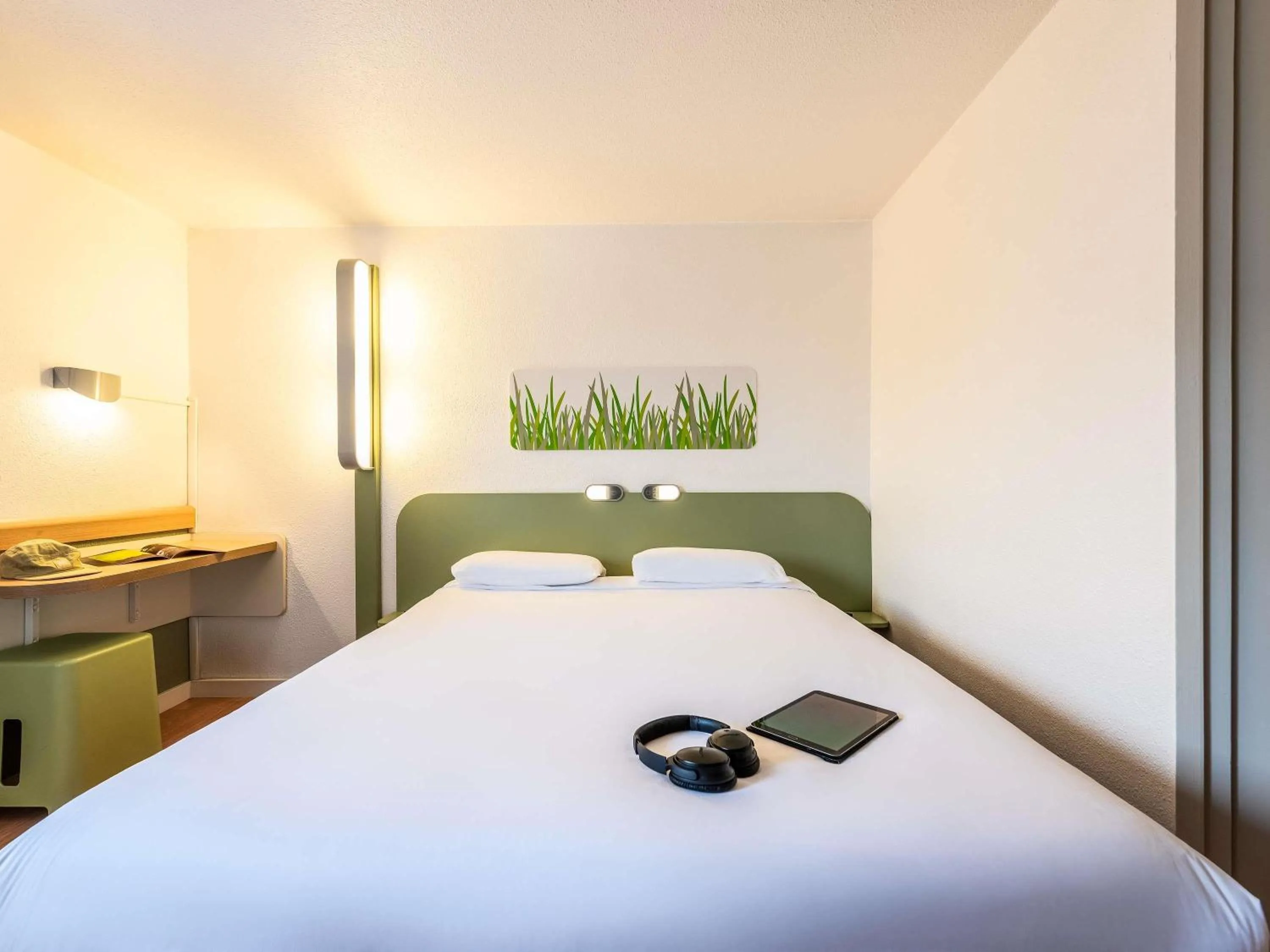 Bedroom, Bed in Ibis Budget Villefranche