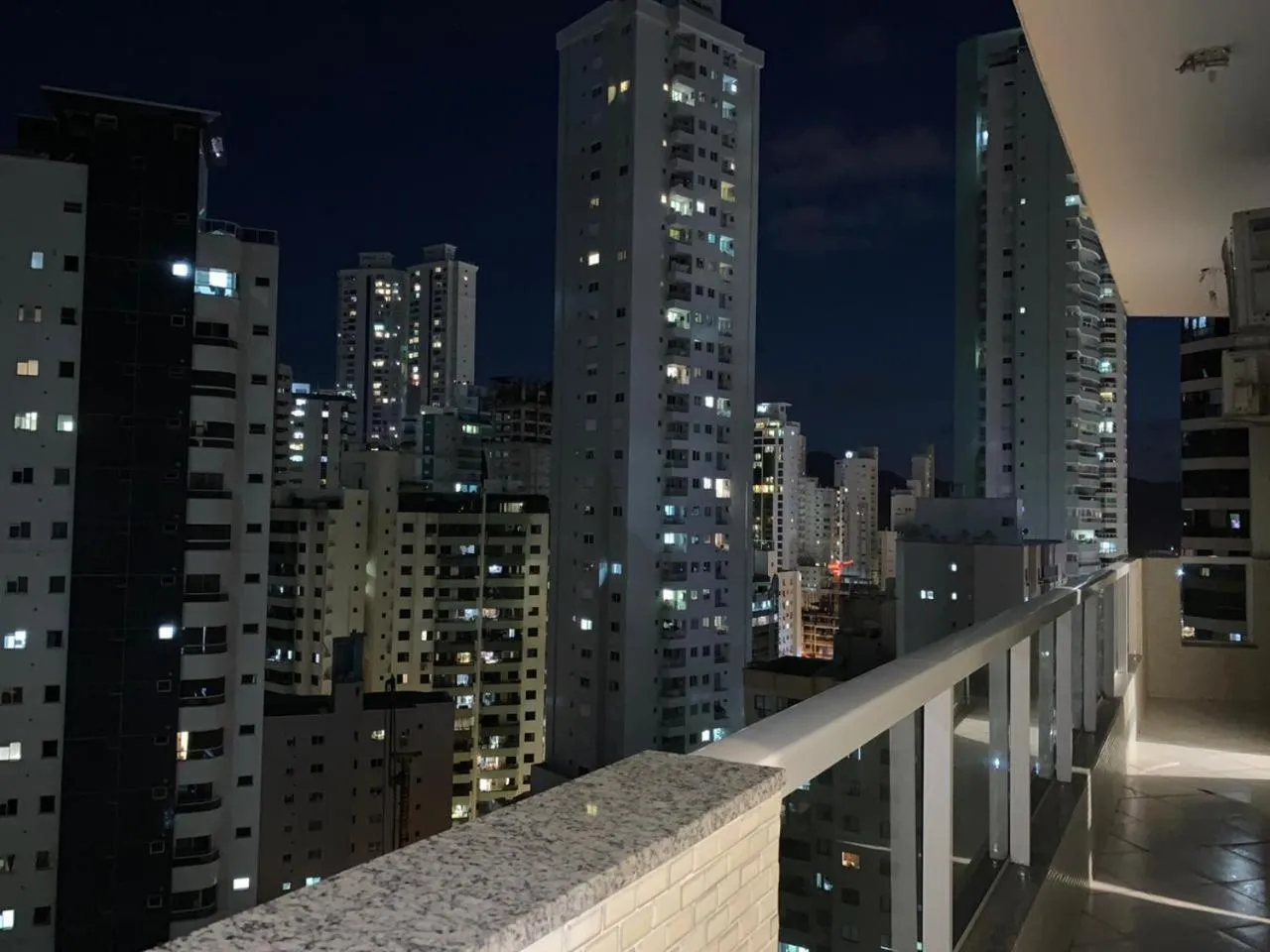 Apartamento á 30 metros praia, com vista mar.