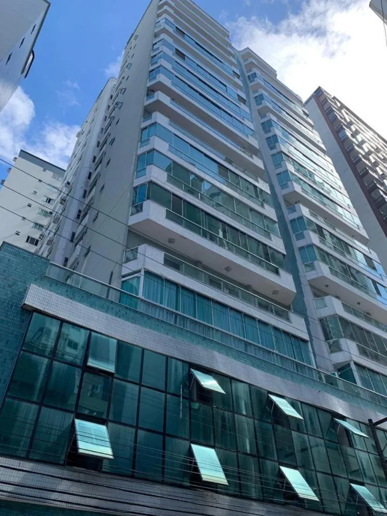 Apartamento á 30 metros praia, com vista mar.