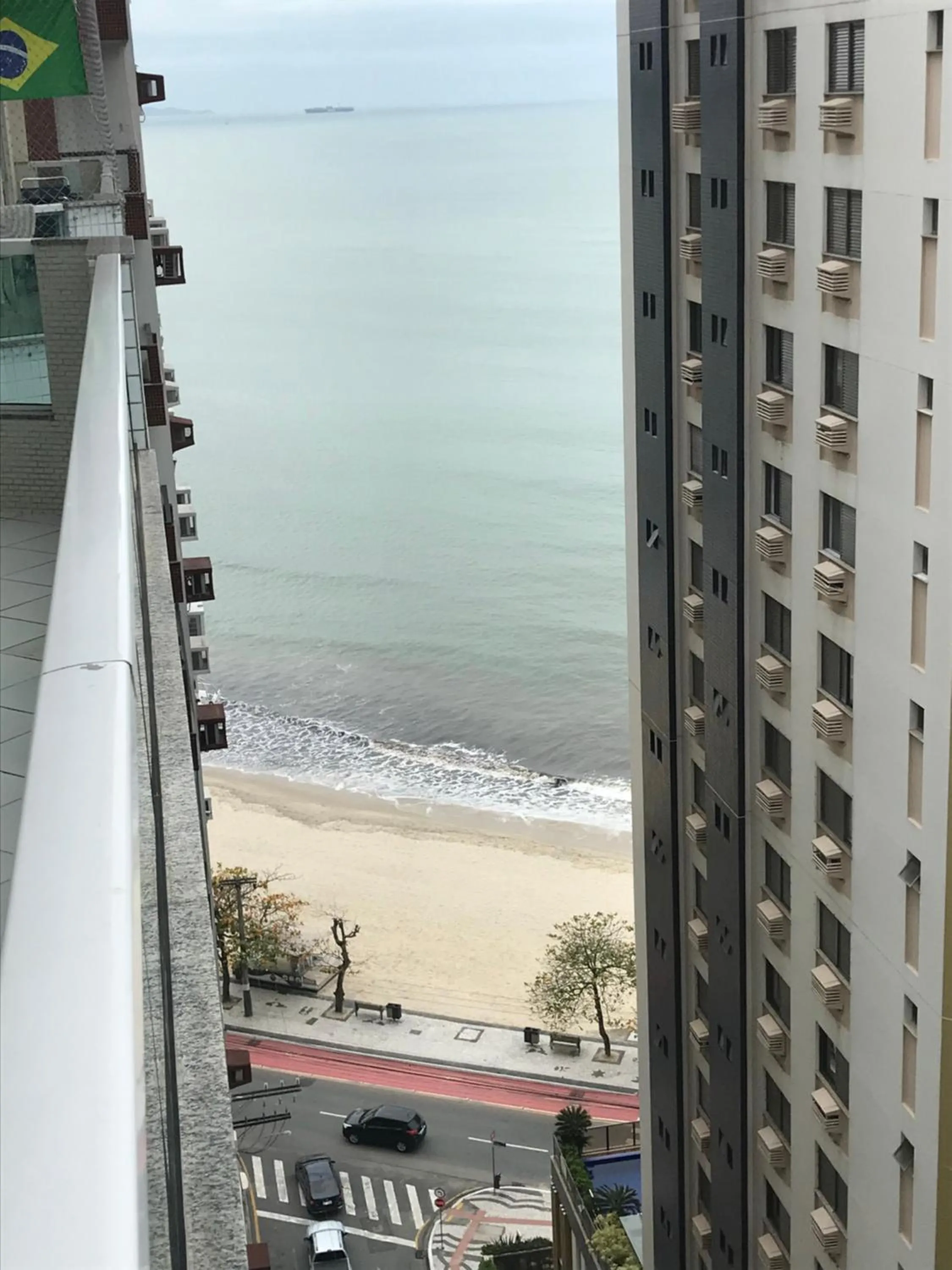 Apartamento á 30 metros praia, com vista mar.