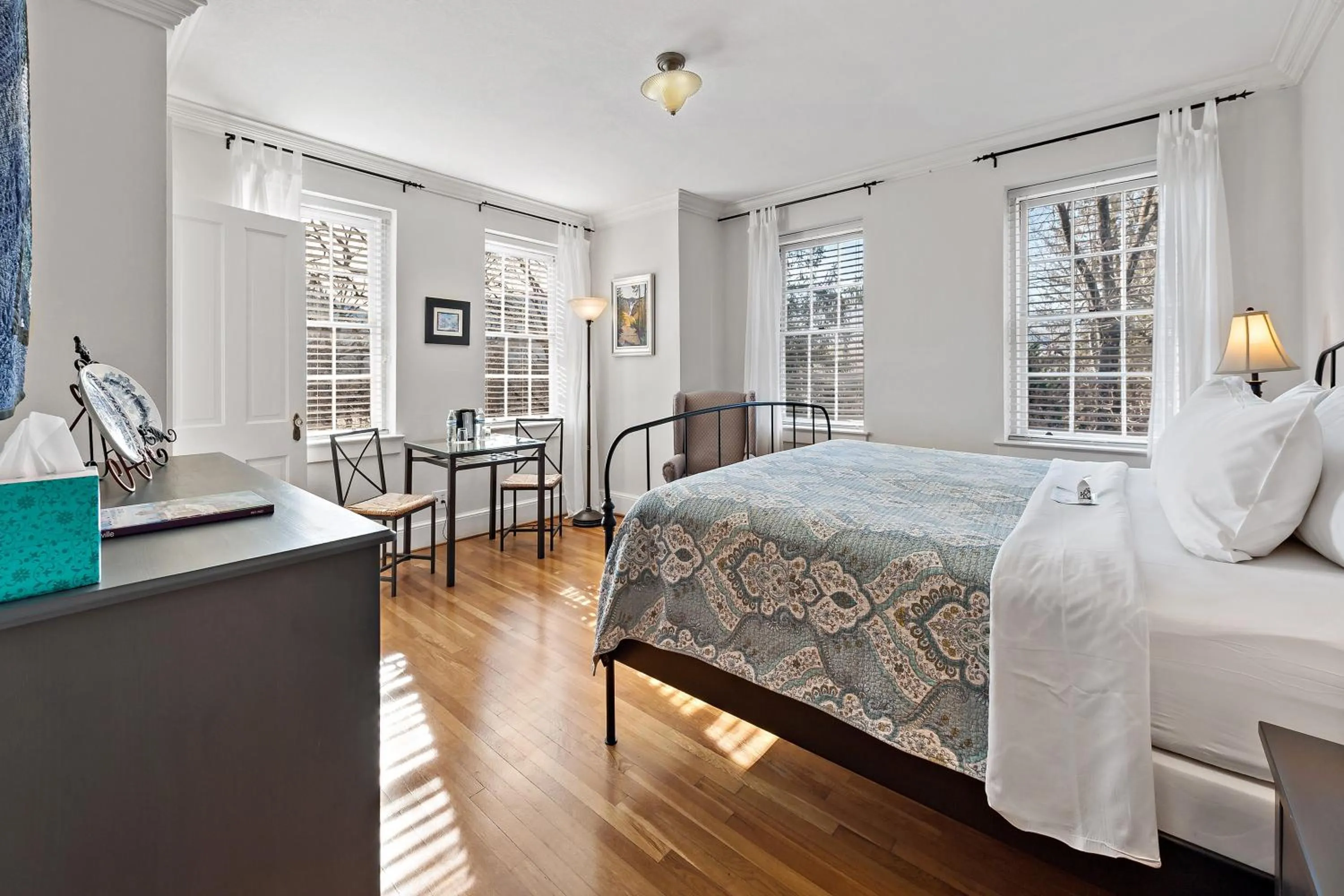 Photo of the whole room, Bed in The Monte Vista Hotel