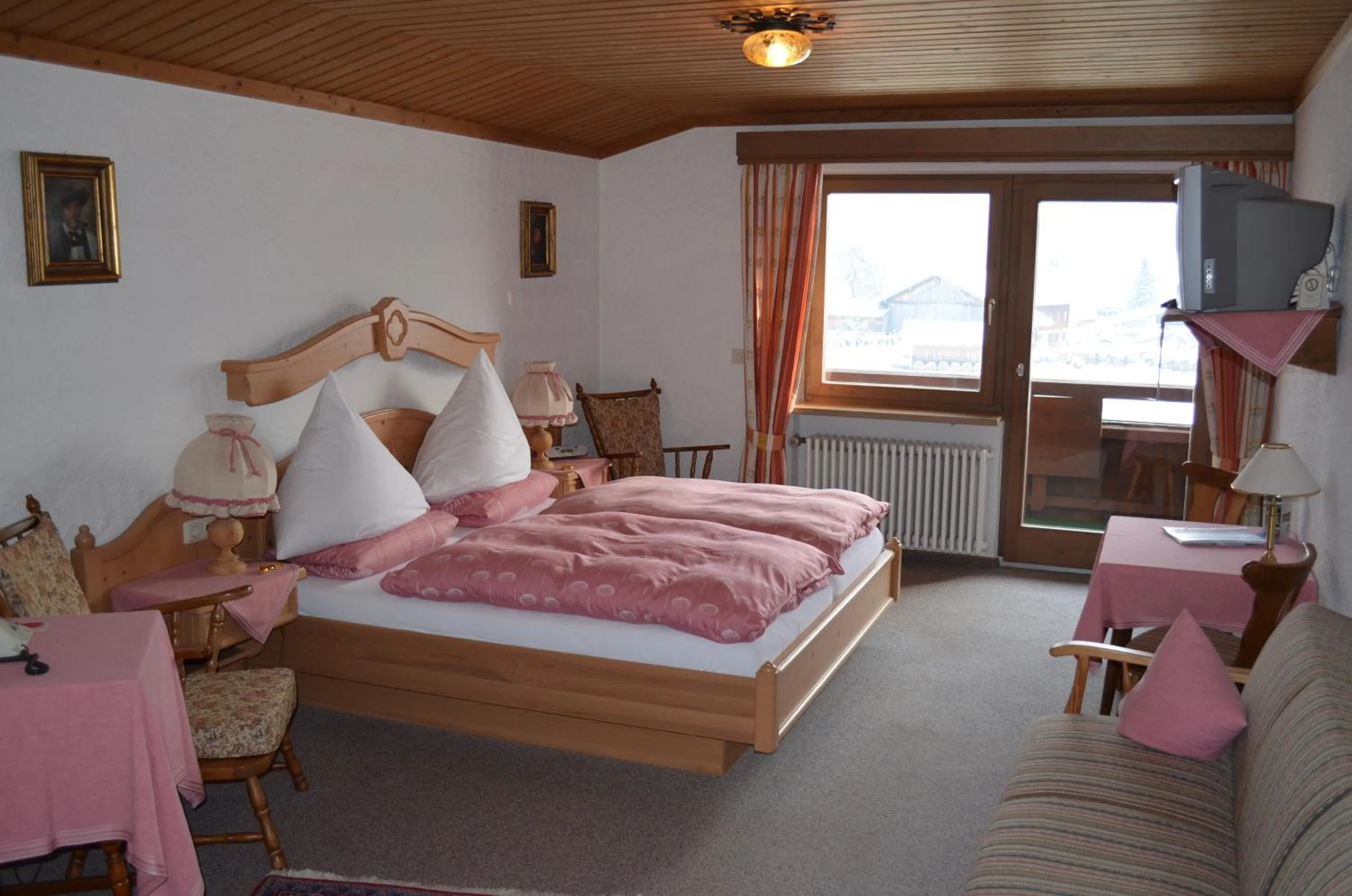 Photo of the whole room, Bed in Hotel-Pension-Ostler