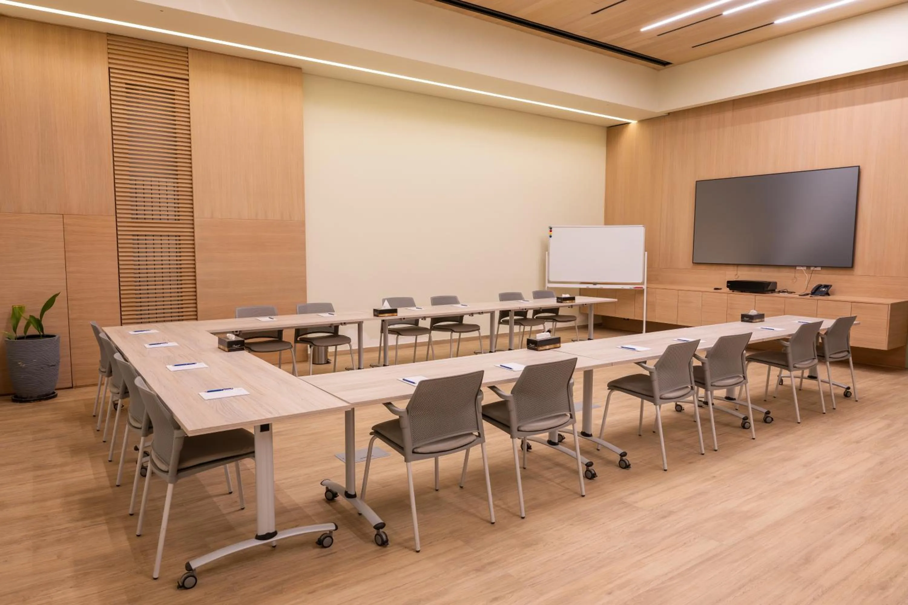 TV and multimedia in Oakridge Hotel & Spa