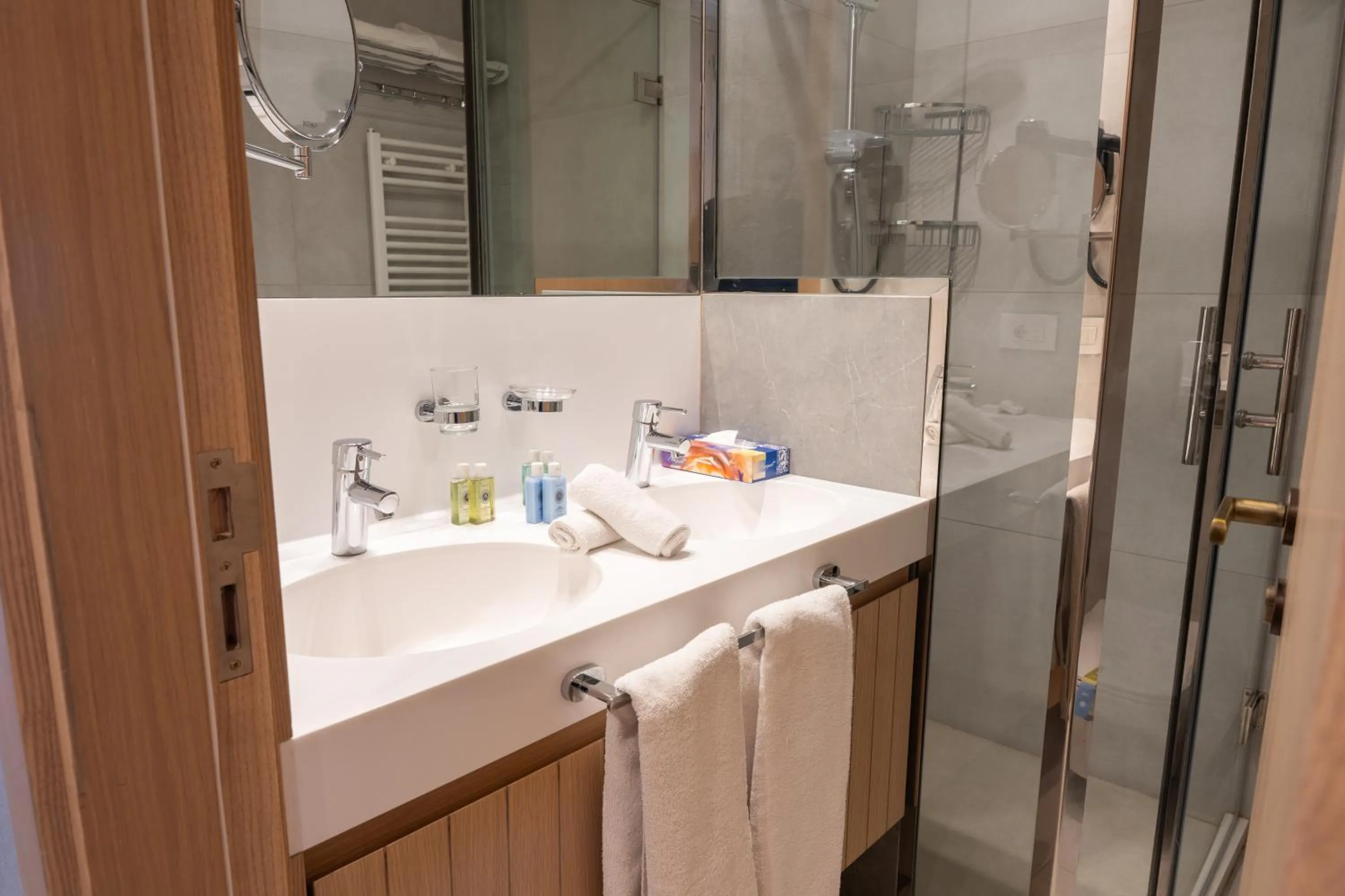 Shower in Oakridge Hotel & Spa