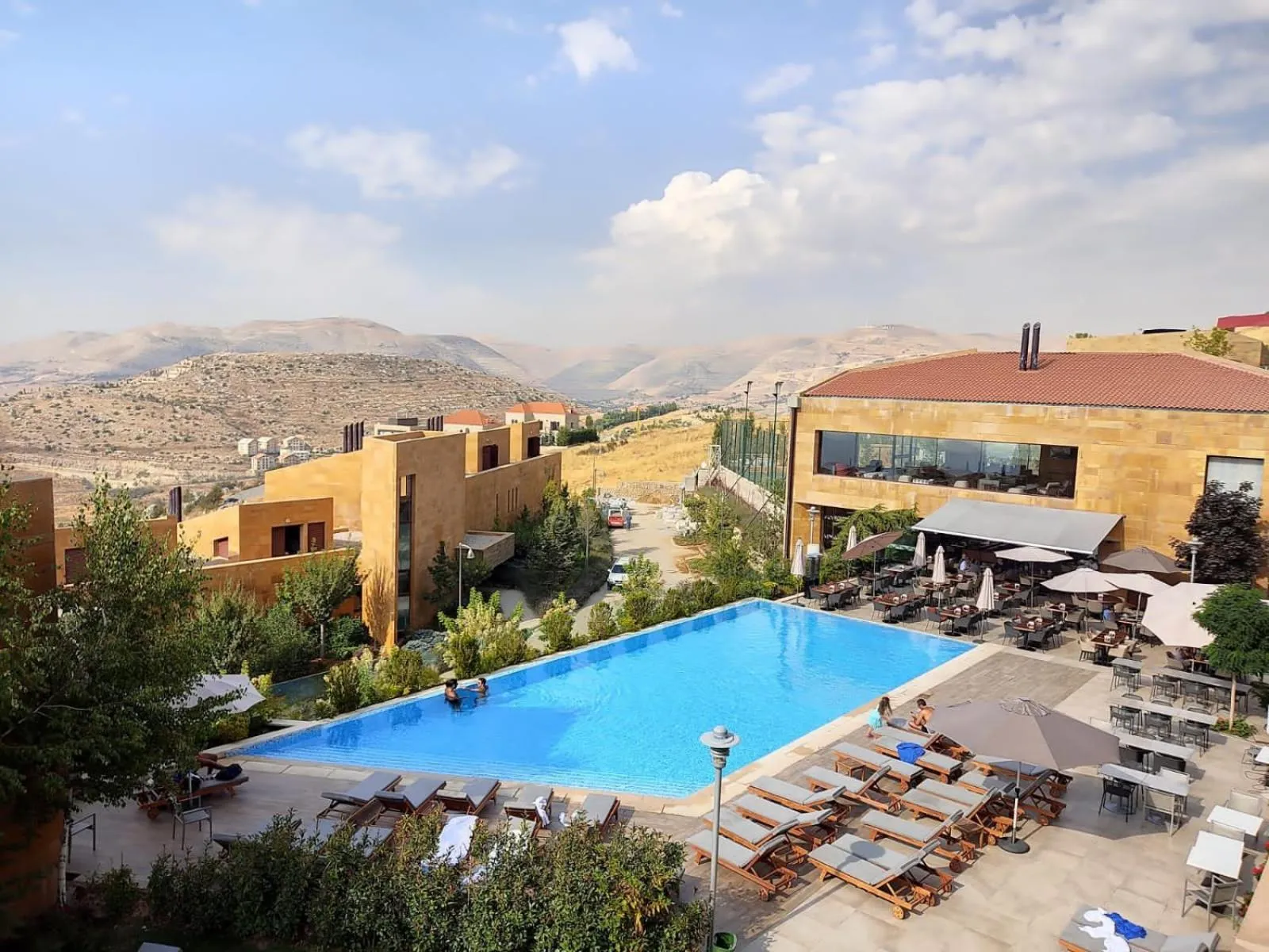 Swimming pool in Oakridge Hotel & Spa