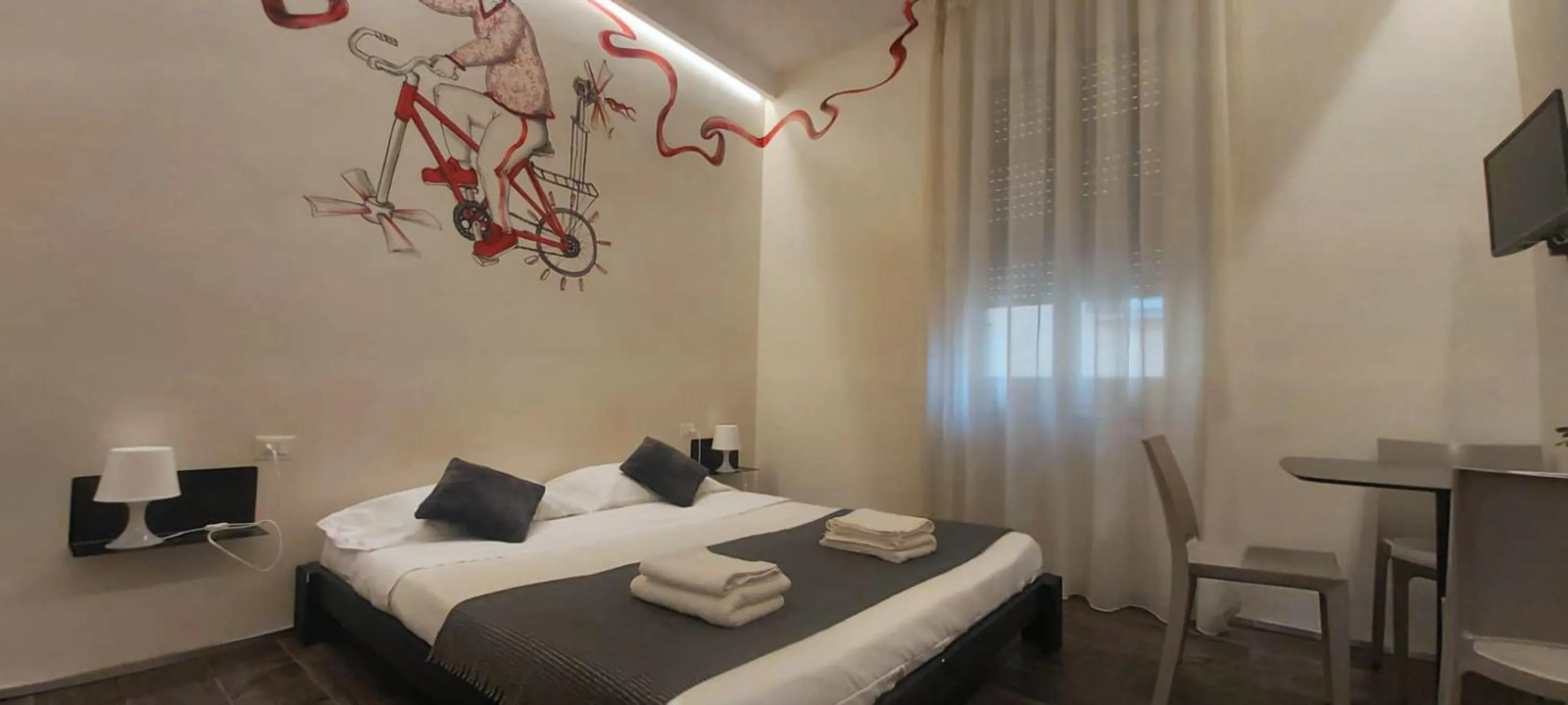 Bed in Street Art Inn Florence