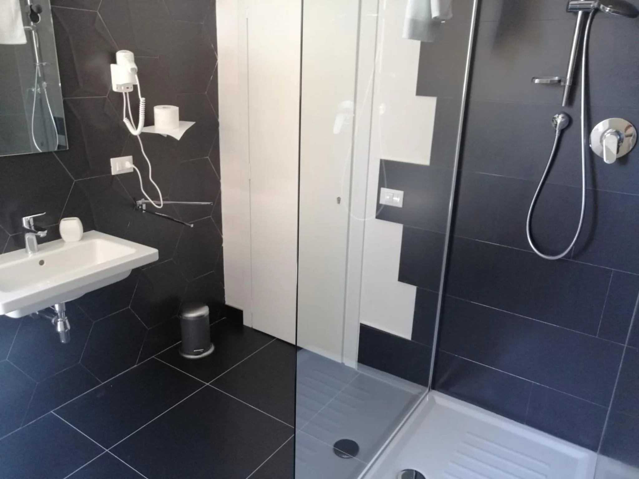 Shower in Street Art Inn Florence