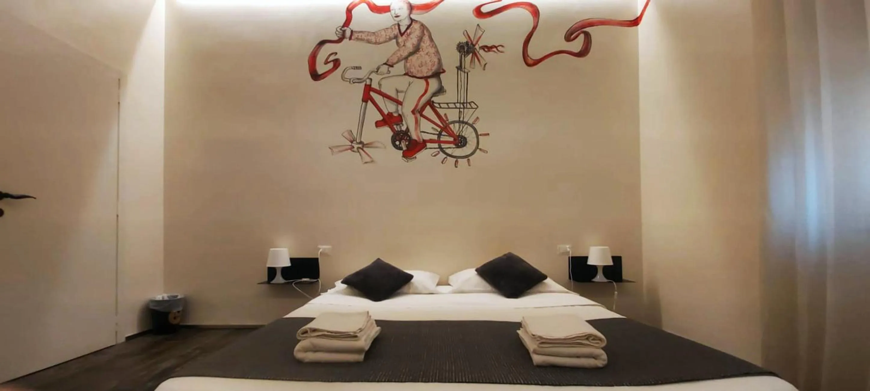 Bed in Street Art Inn Florence