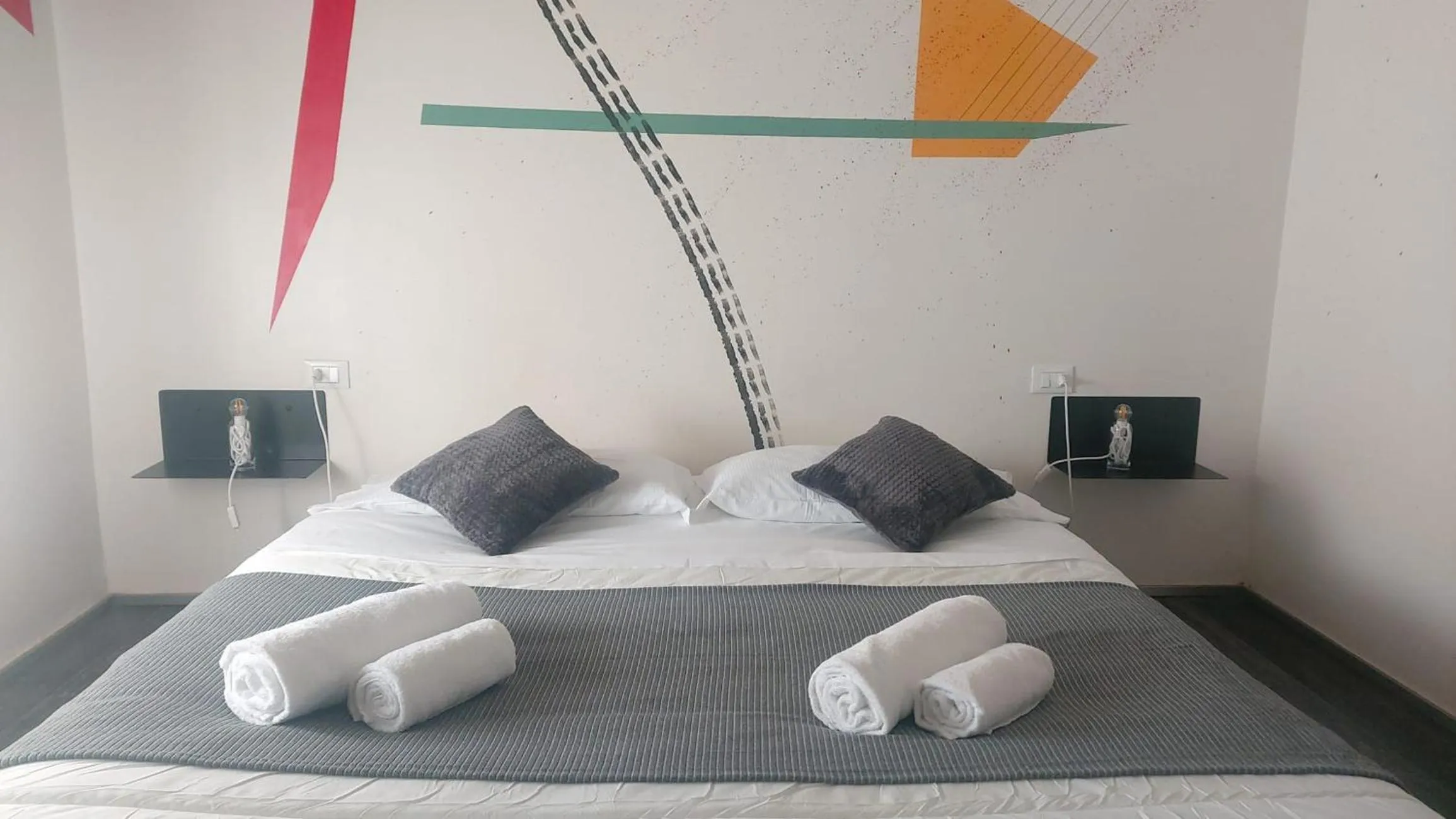 Bed in Street Art Inn Florence