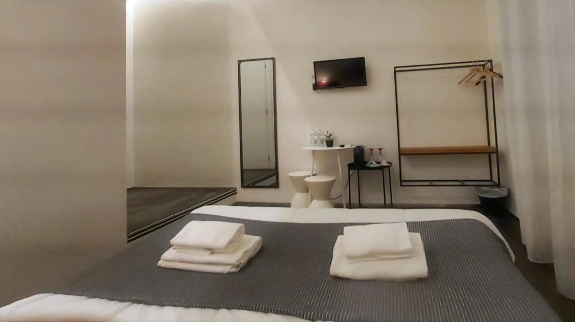 Bed in Street Art Inn Florence