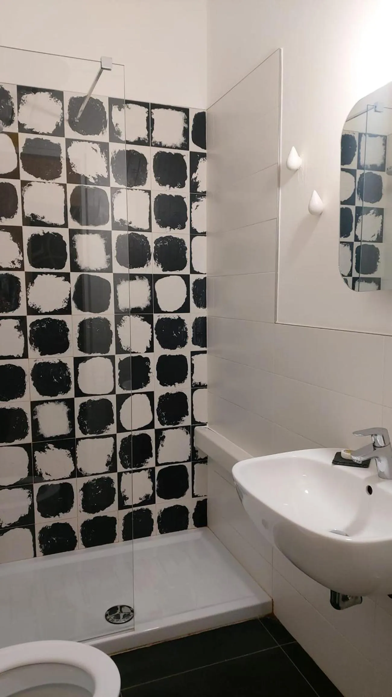 Shower in Street Art Inn Florence