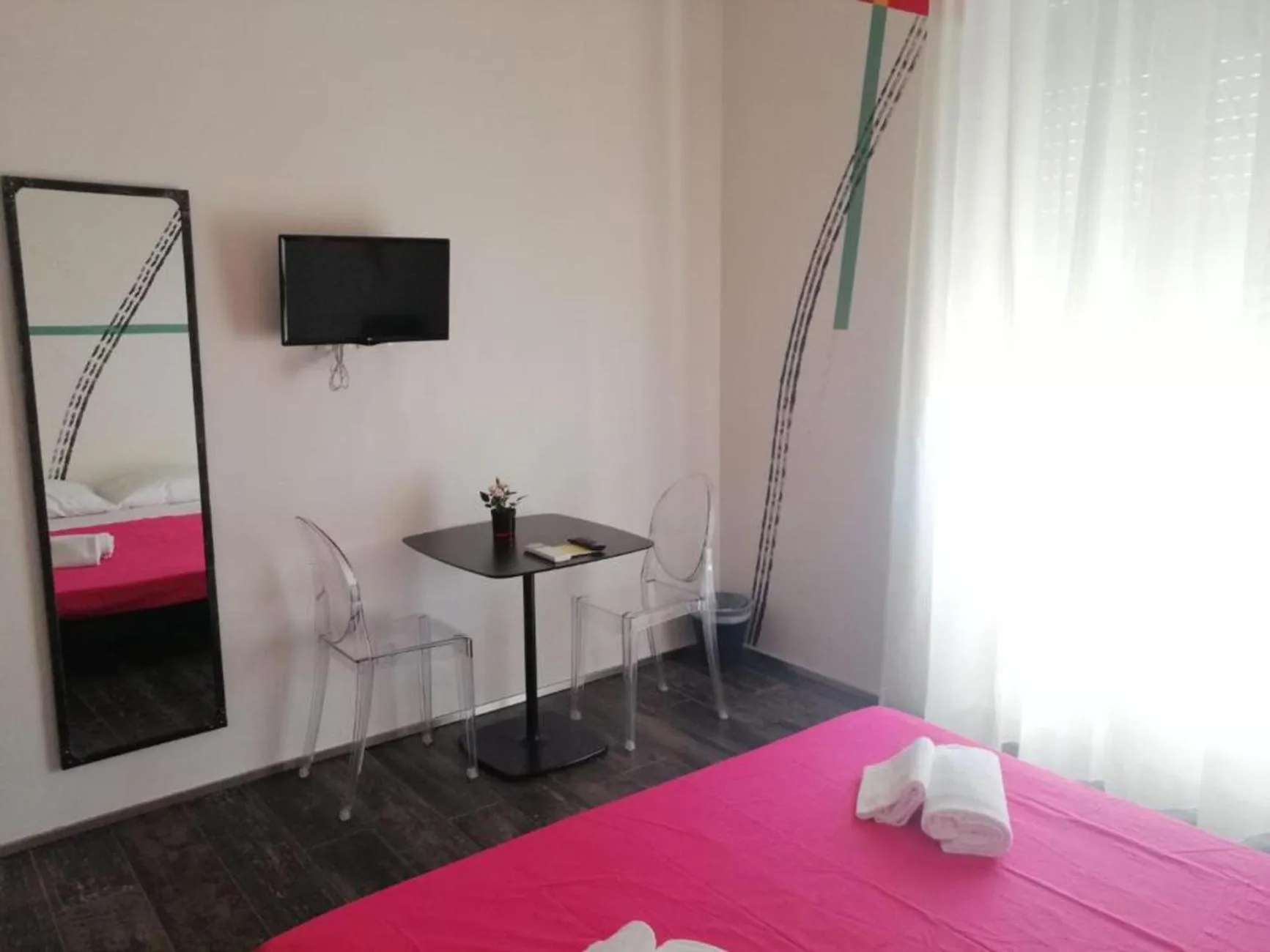 Bed in Street Art Inn Florence