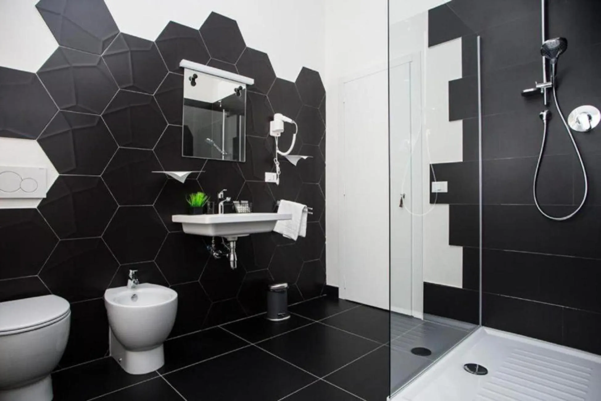 Shower in Street Art Inn Florence