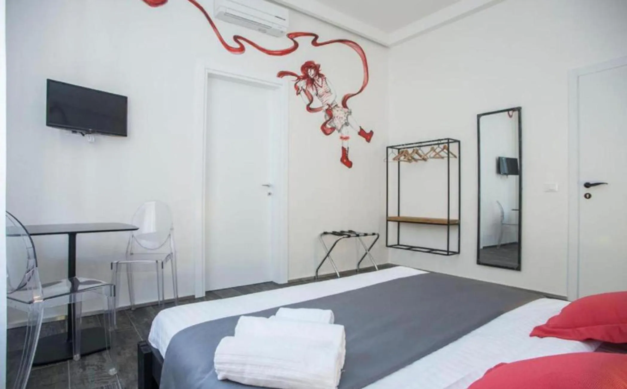 Bed in Street Art Inn Florence