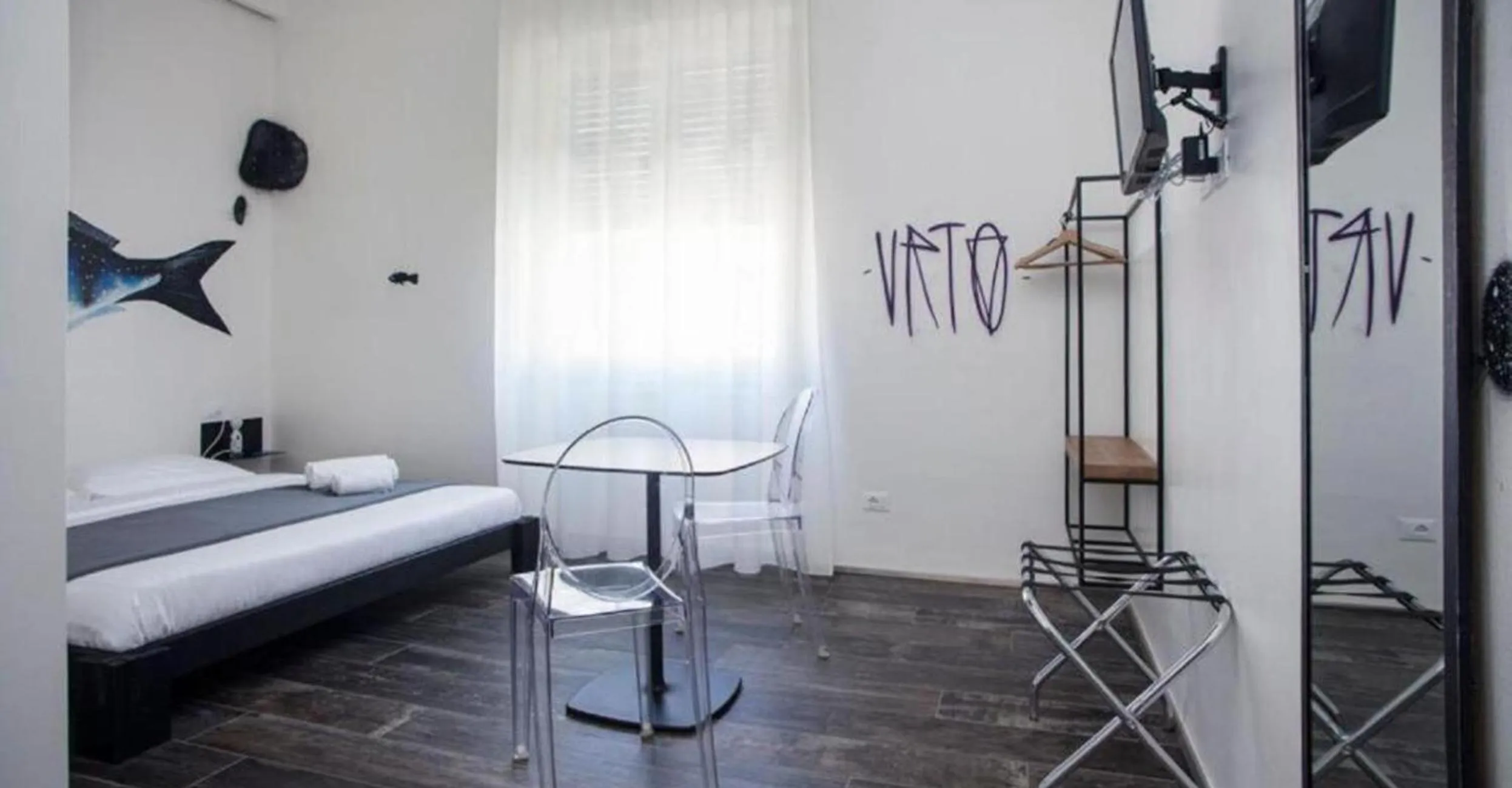 Bed in Street Art Inn Florence