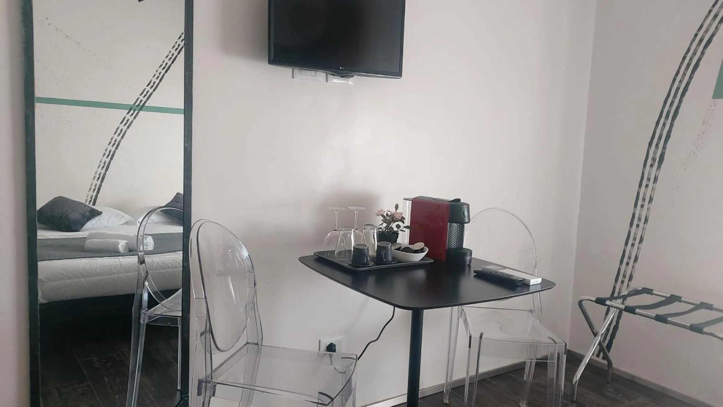 Bed in Street Art Inn Florence