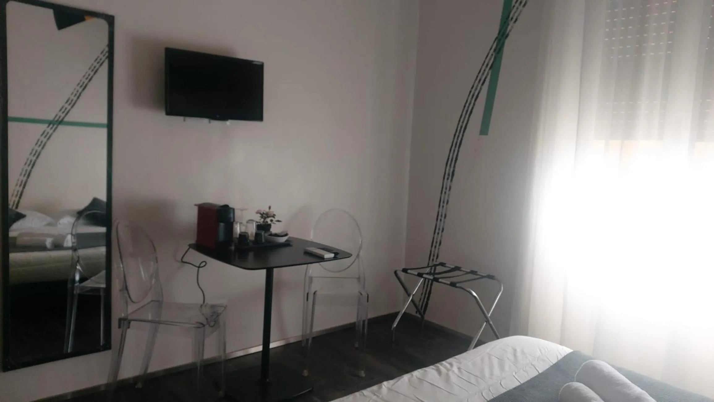 Bed in Street Art Inn Florence