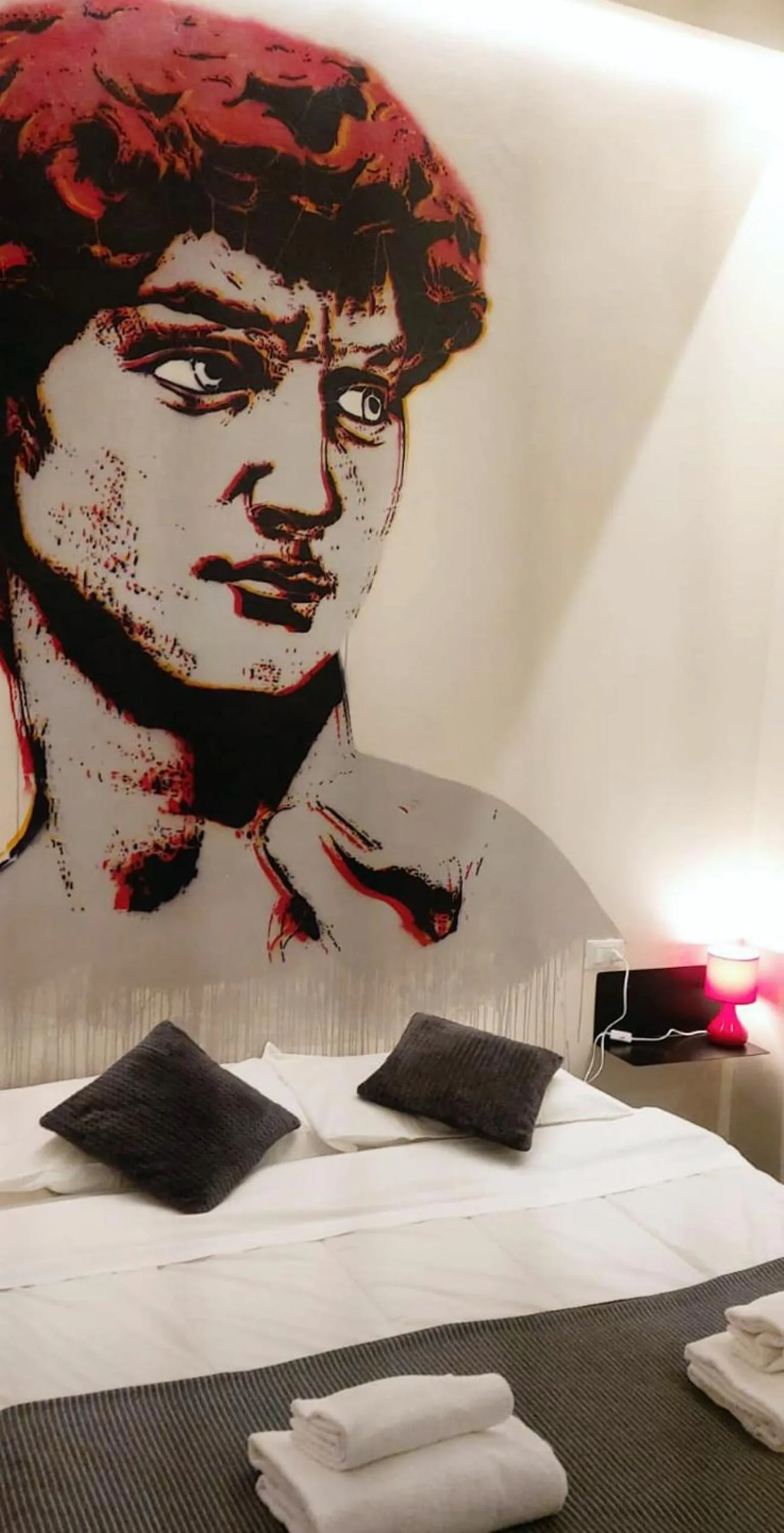 Bed in Street Art Inn Florence