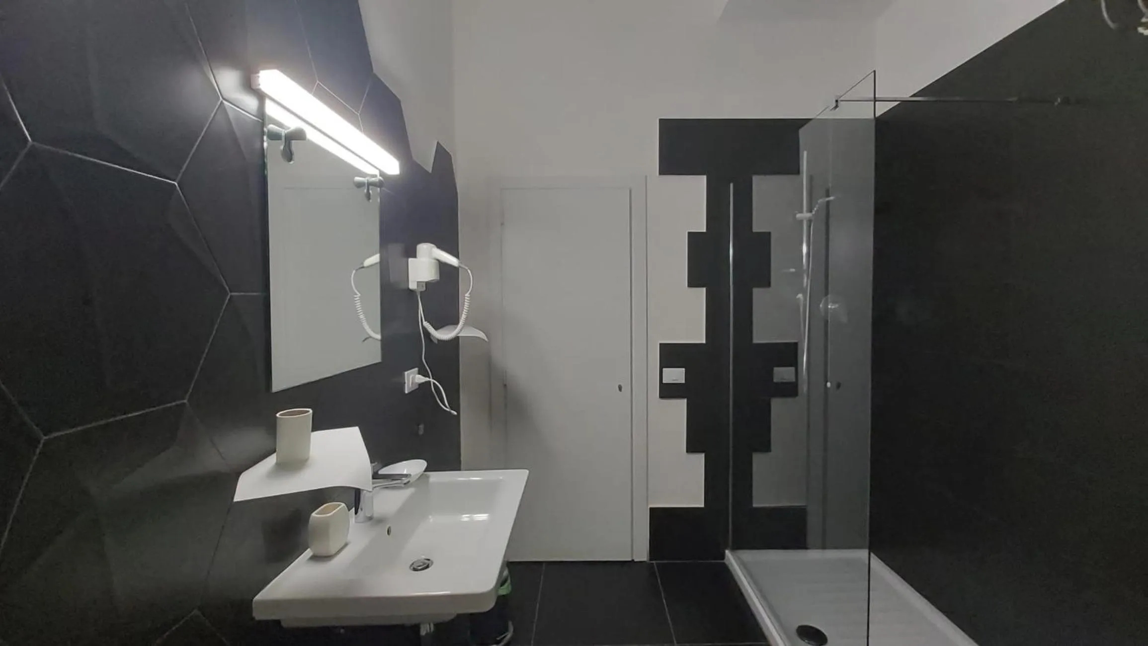 Shower in Street Art Inn Florence