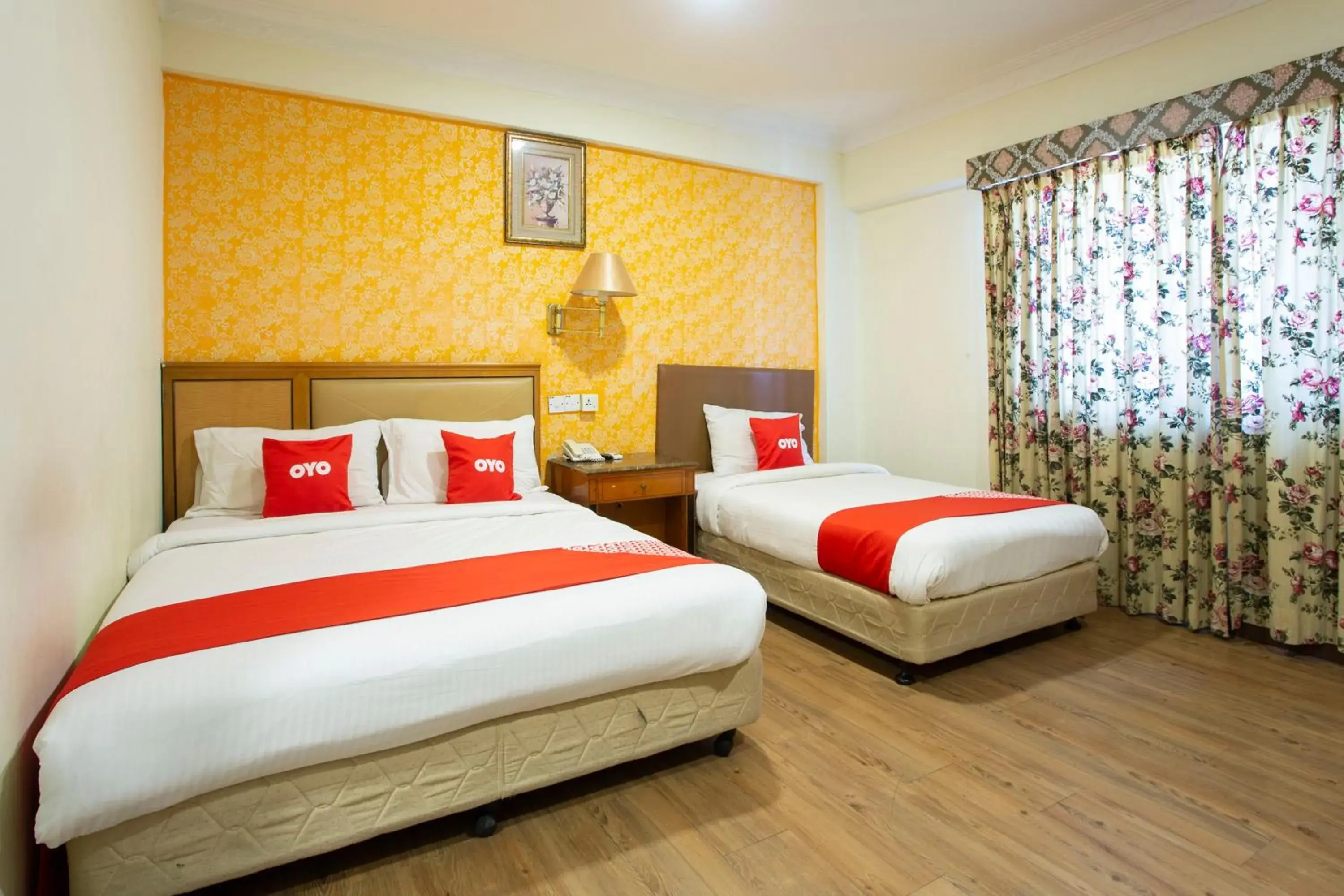 Photo of the whole room, Bed in Super OYO Capital O 90125 Hotel Grand Orchard